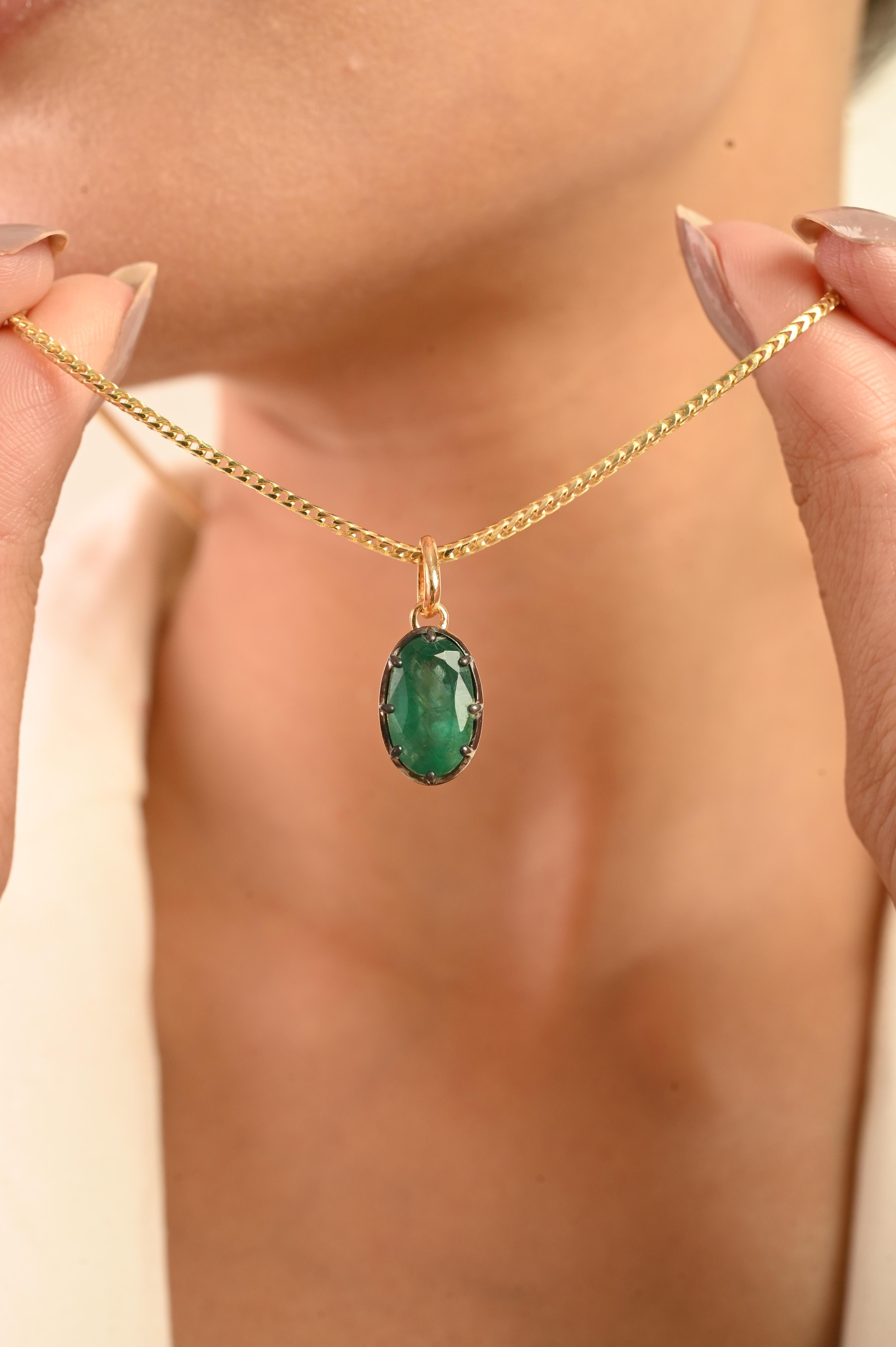 Cet élégant pendentif met en valeur une émeraude naturelle de 3,81 carats de taille ovale mesurant environ 8x12,5 mm. Le pendentif mesure 18,5 mm de long et 9 mm de large. L'émeraude est solidement sertie dans un chaton à pignon en or jaune massif