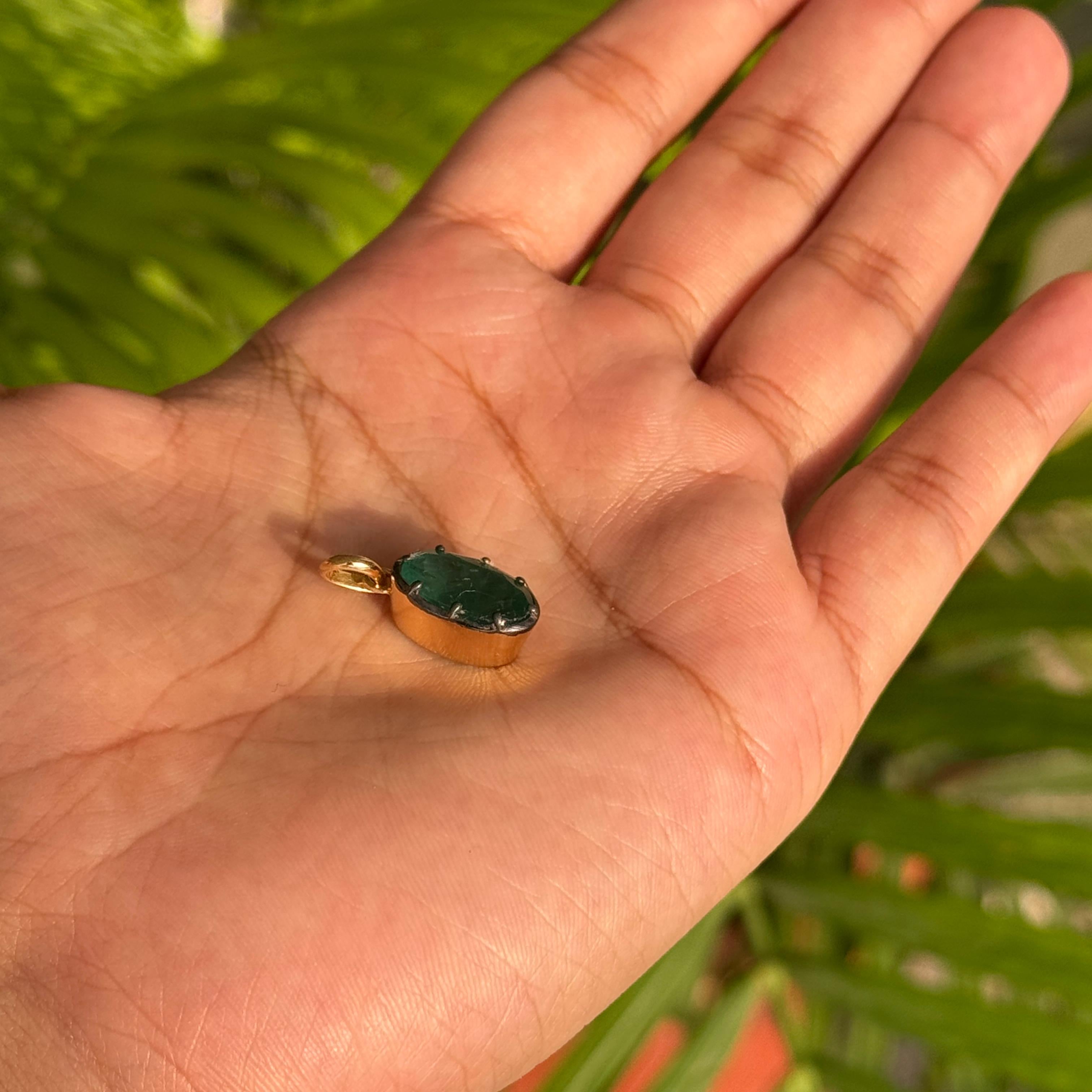 Taille ovale Pendentif solitaire en or jaune 18K avec émeraude naturelle ovale de 3,81 ct en vente