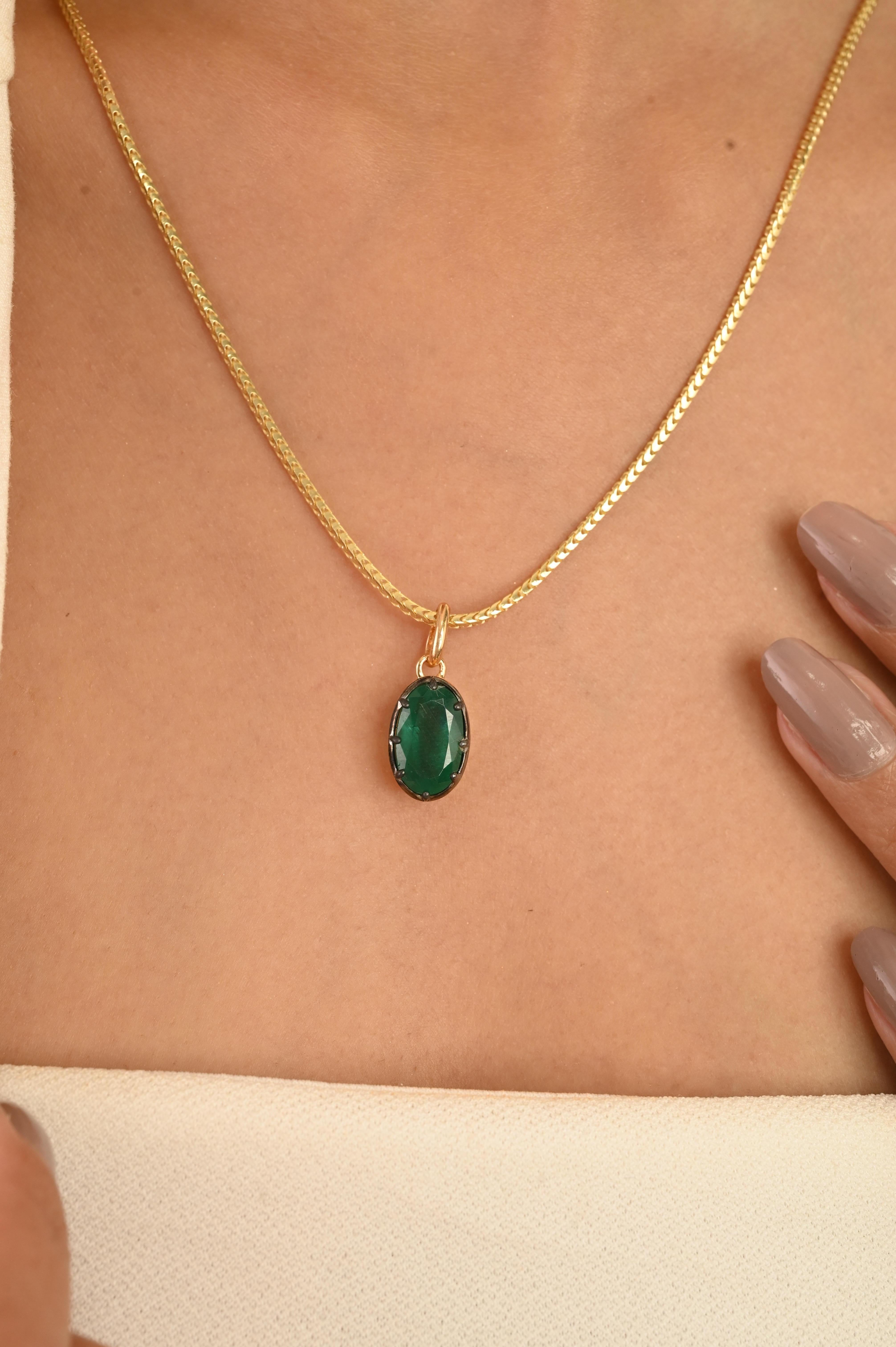 Pendentif solitaire en or jaune 18K avec émeraude naturelle ovale de 3,81 ct Pour femmes en vente