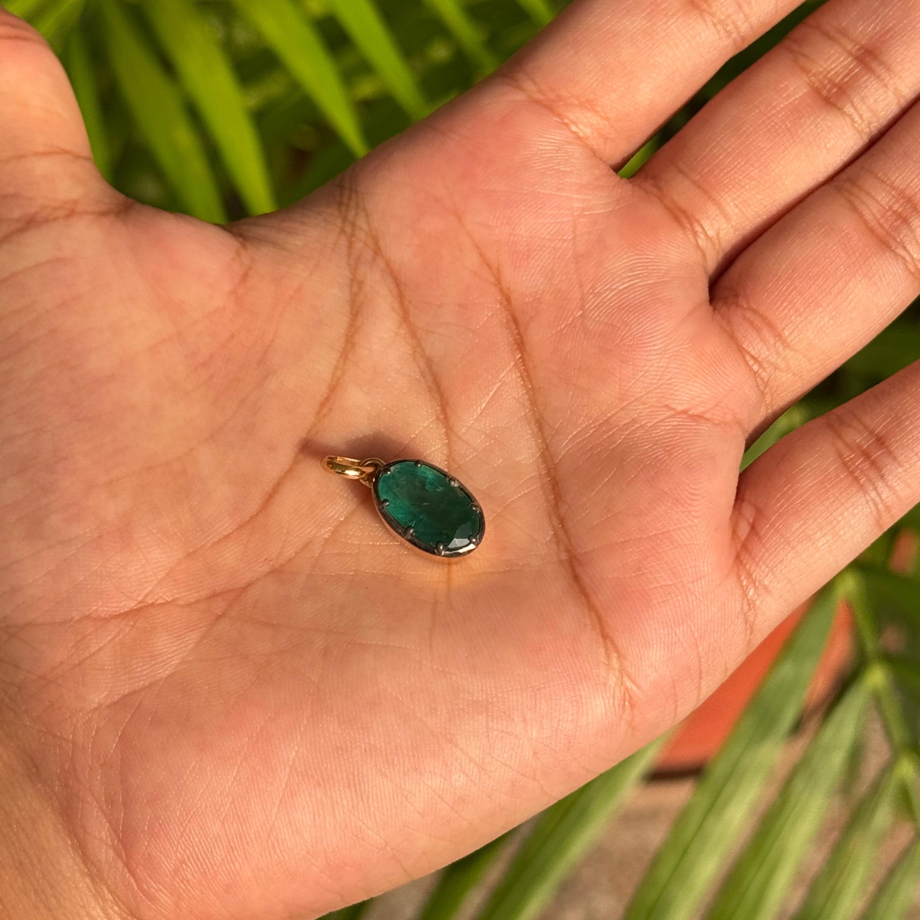 Pendentif solitaire en or jaune 18K avec émeraude naturelle ovale de 3,81 ct en vente 2