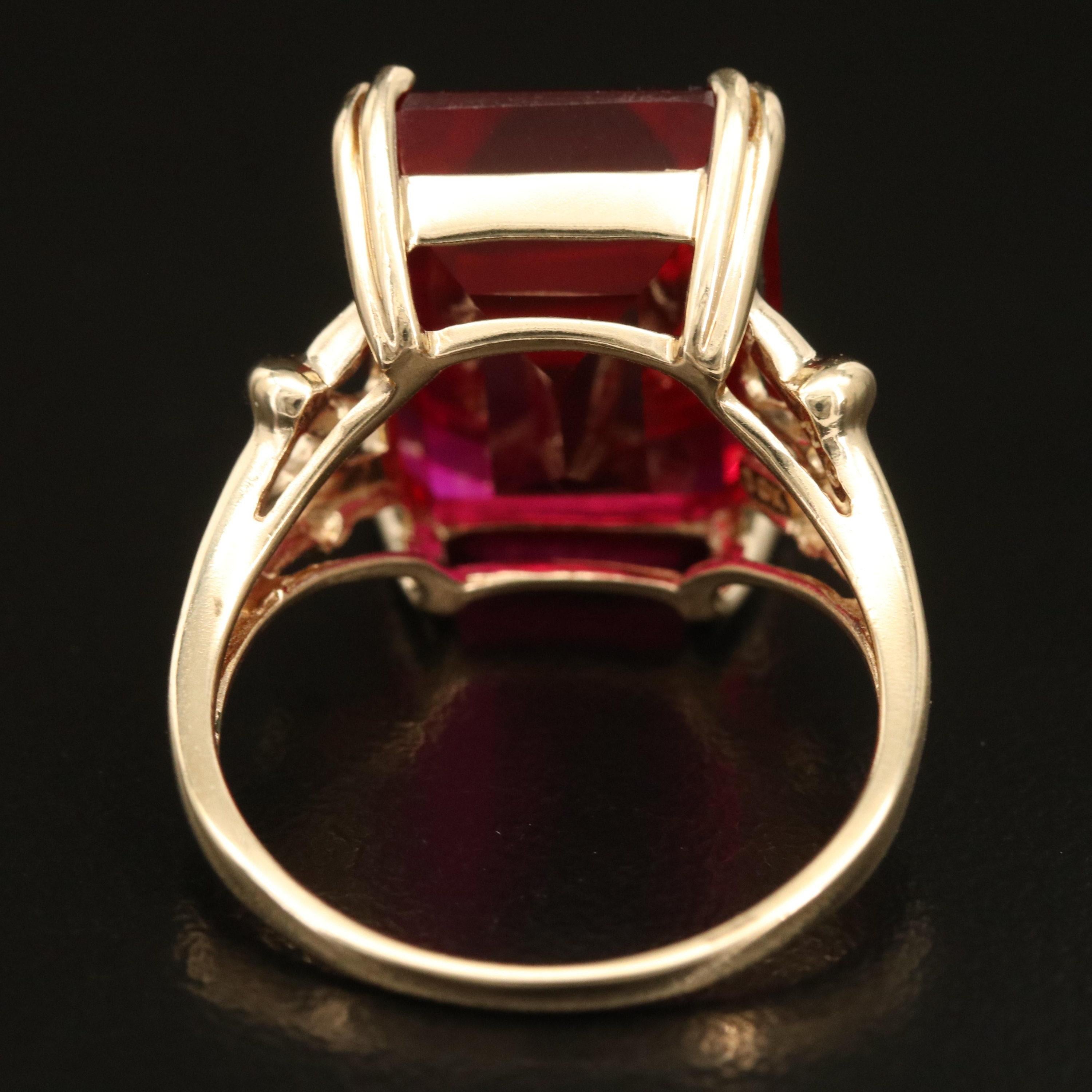 Im Angebot: Verlobungsring aus 18 Karat Gold mit 6 Karat zertifiziertem natürlichem Rubin im Art déco-Stil () 4