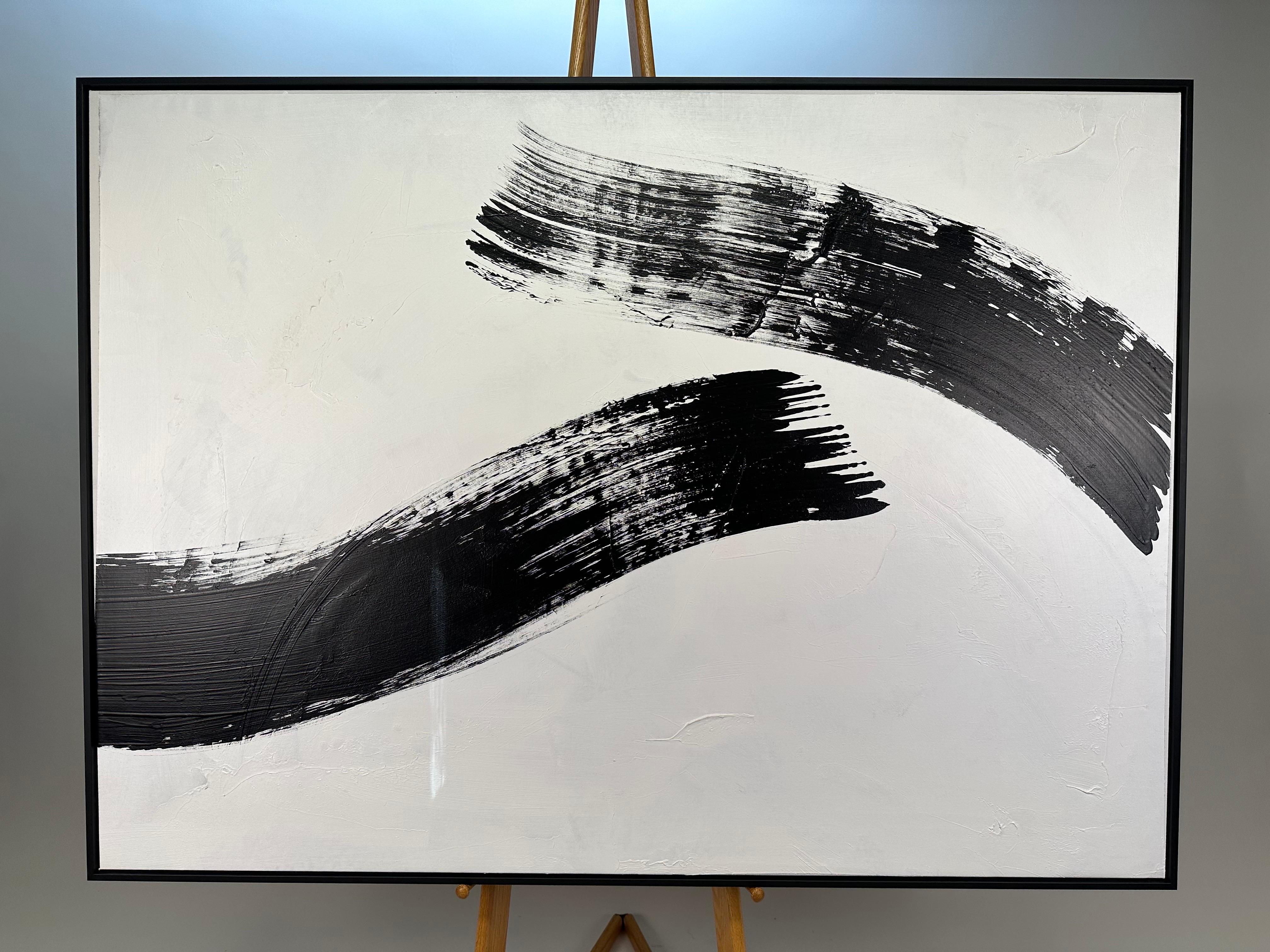 Dieses beeindruckende Werk von Kelsey Irvin erforscht das Gleichgewicht zwischen Bewegung und Stillstand durch kühnen Minimalismus. Zwei geschwungene schwarze Pinselstriche erstrecken sich über einen strukturierten weißen Grund. Ihre rohe Energie