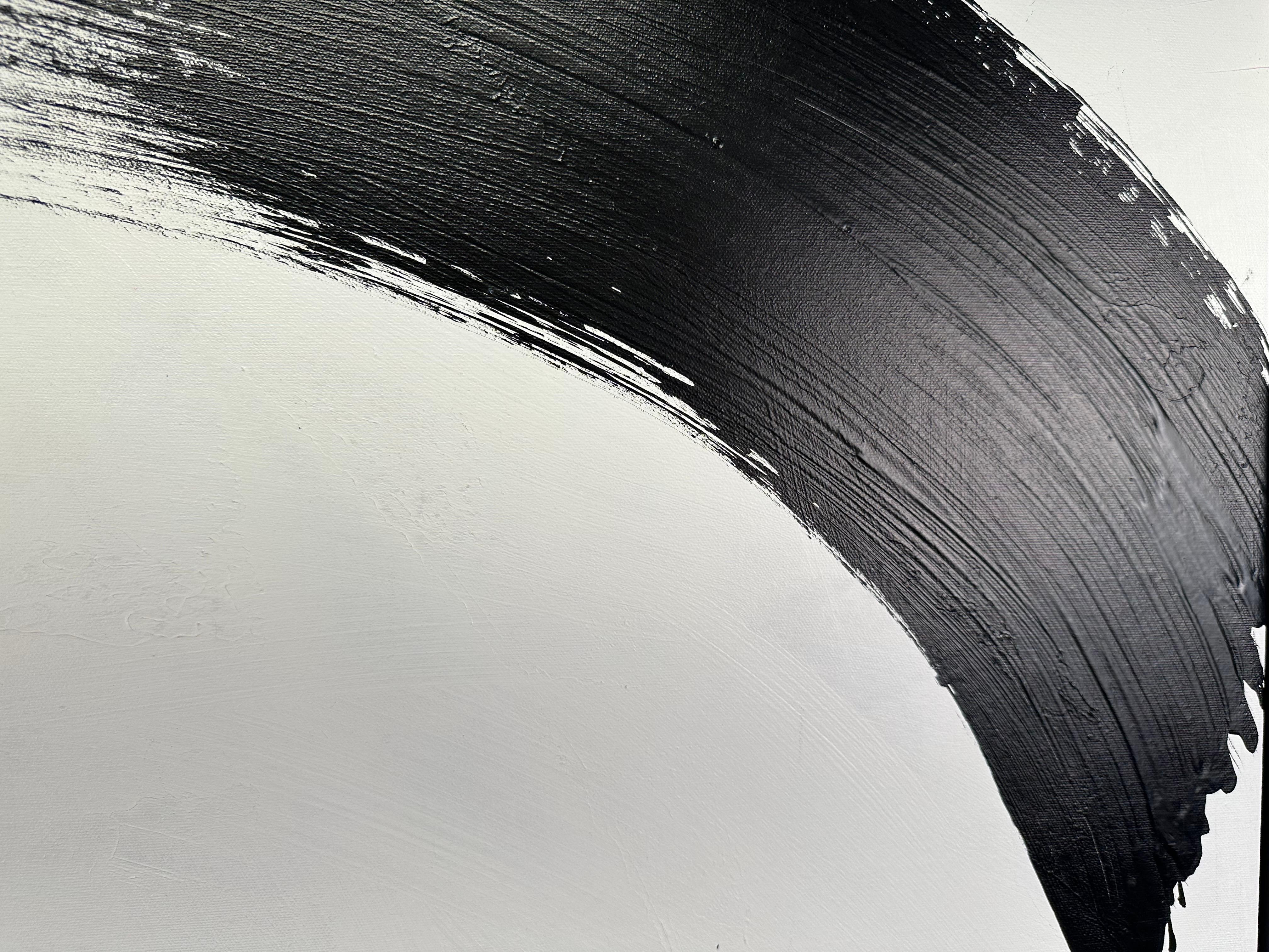 Dieses beeindruckende Werk von Kelsey Irvin erkundet das Gleichgewicht zwischen Bewegung und Stille durch kühnen Minimalismus im Stil von Franz Kline.
Ein einziger schwungvoller schwarzer Pinselstrich erstreckt sich über einen strukturierten weißen
