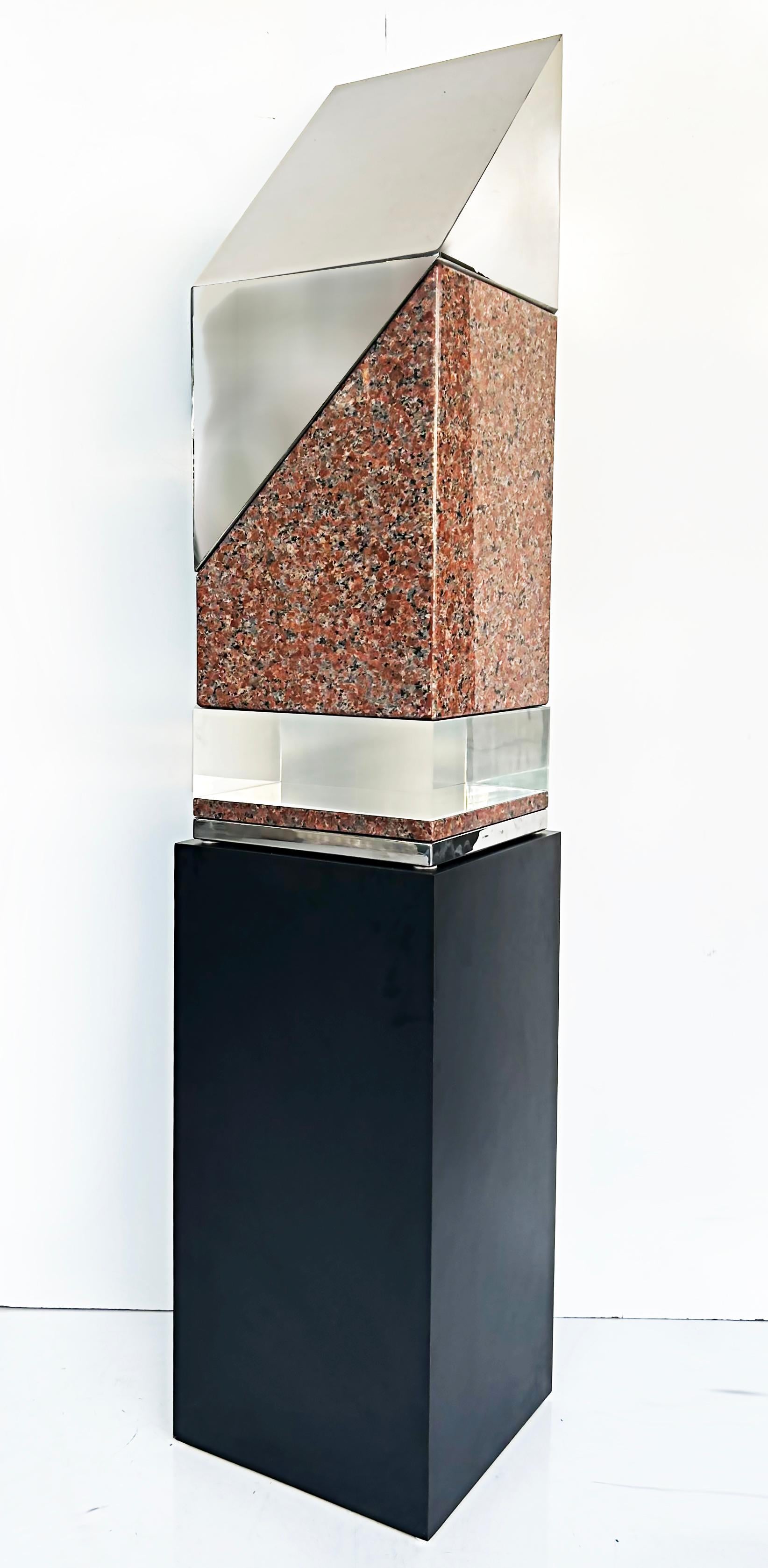 Américain Sculpture abstraite minimaliste en acier inoxydable, granit, lucite, non signée en vente
