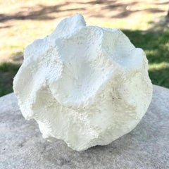 Scultura in gesso sferica astratta e minimalista