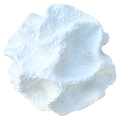 Scultura in gesso sferica astratta e minimalista