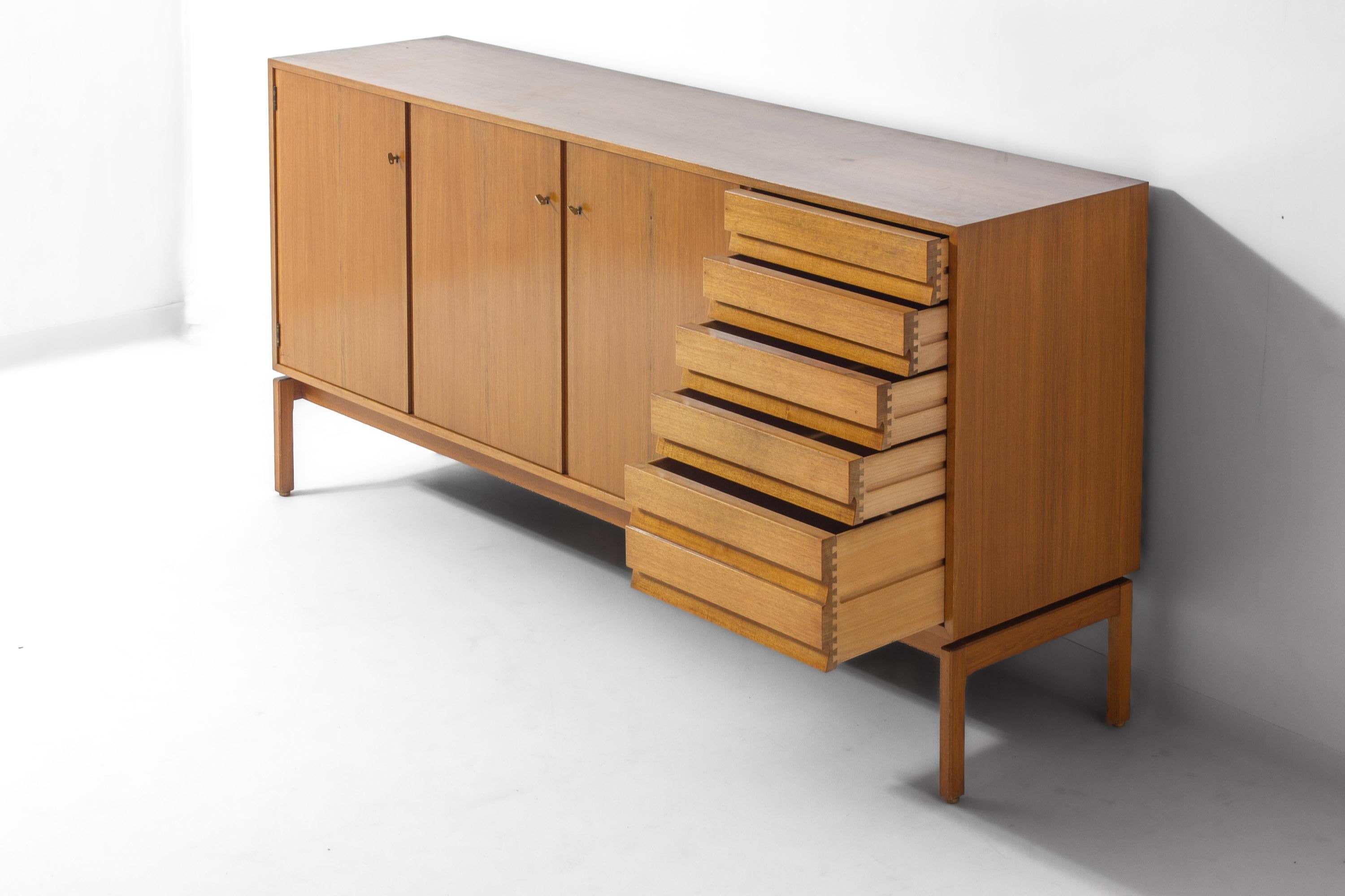 Minimalist 'abstracta' sideboard in beech by Jos de Mey, Belgium 1960s In Good Condition For Sale In Antwerpen, VAN