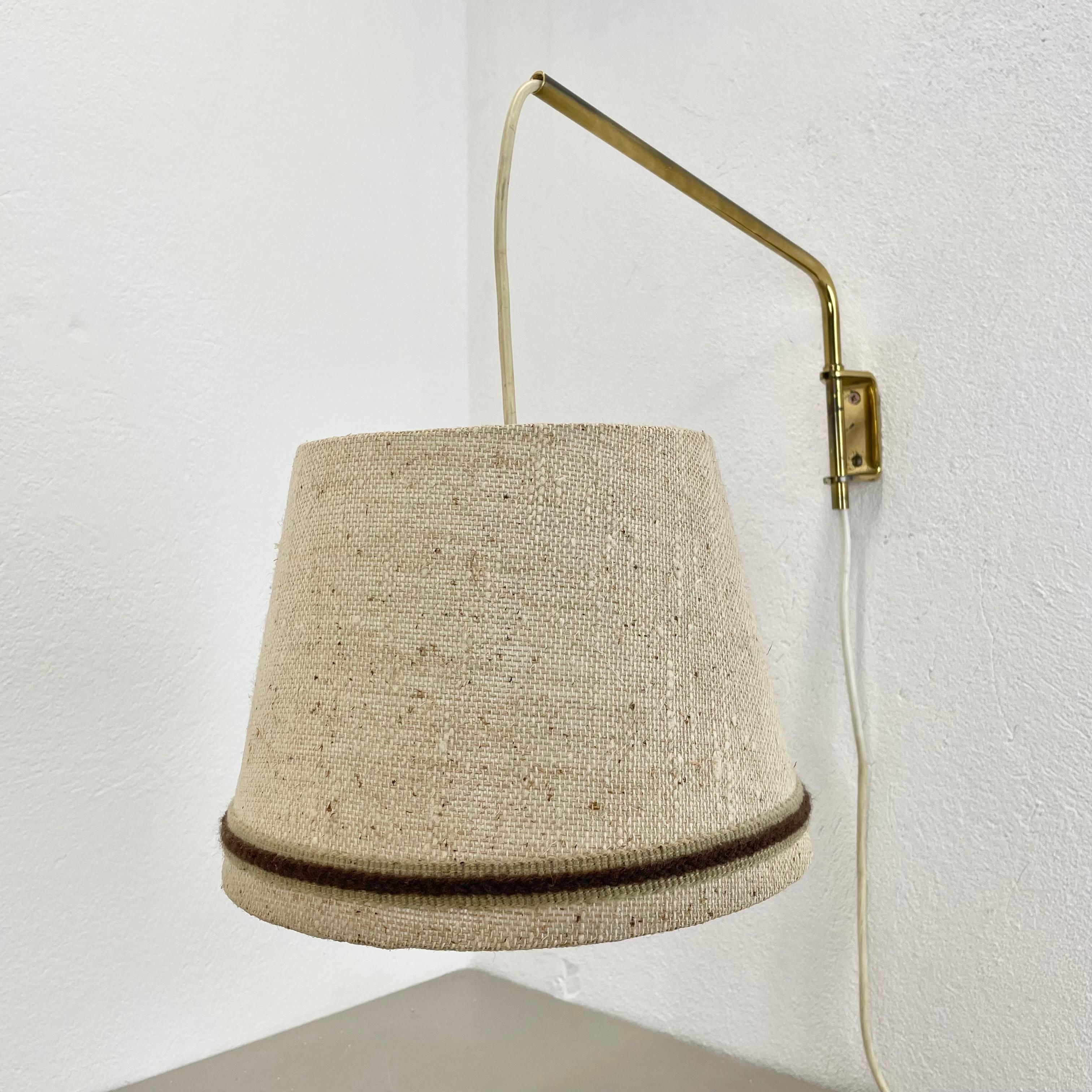 Articolo:

Lampada da parete 


Origine:

Germania


Decennio:

1970s



Questa lampada da parete è stata progettata e prodotta in Italia negli anni '1970. Il fissaggio a parete di questa lampada e il braccio grande con fissaggio per il paralume