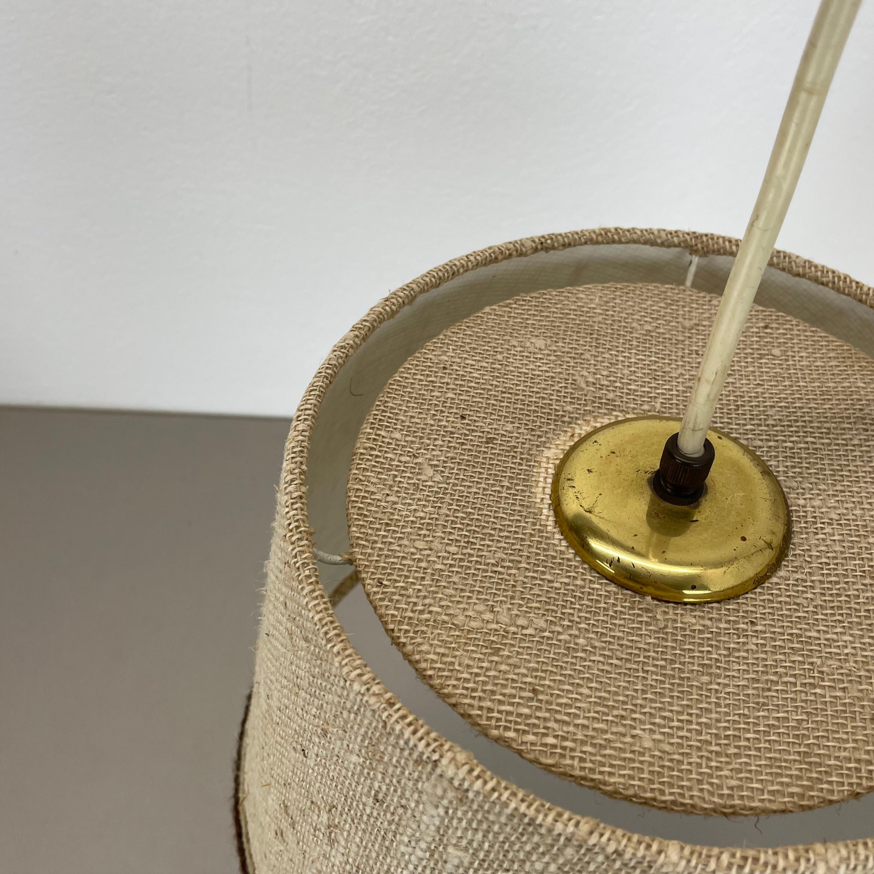Applique minimalista a braccio oscillante regolabile in ottone con paralume, Germania, anni '70 In condizioni buone in vendita a Kirchlengern, DE
