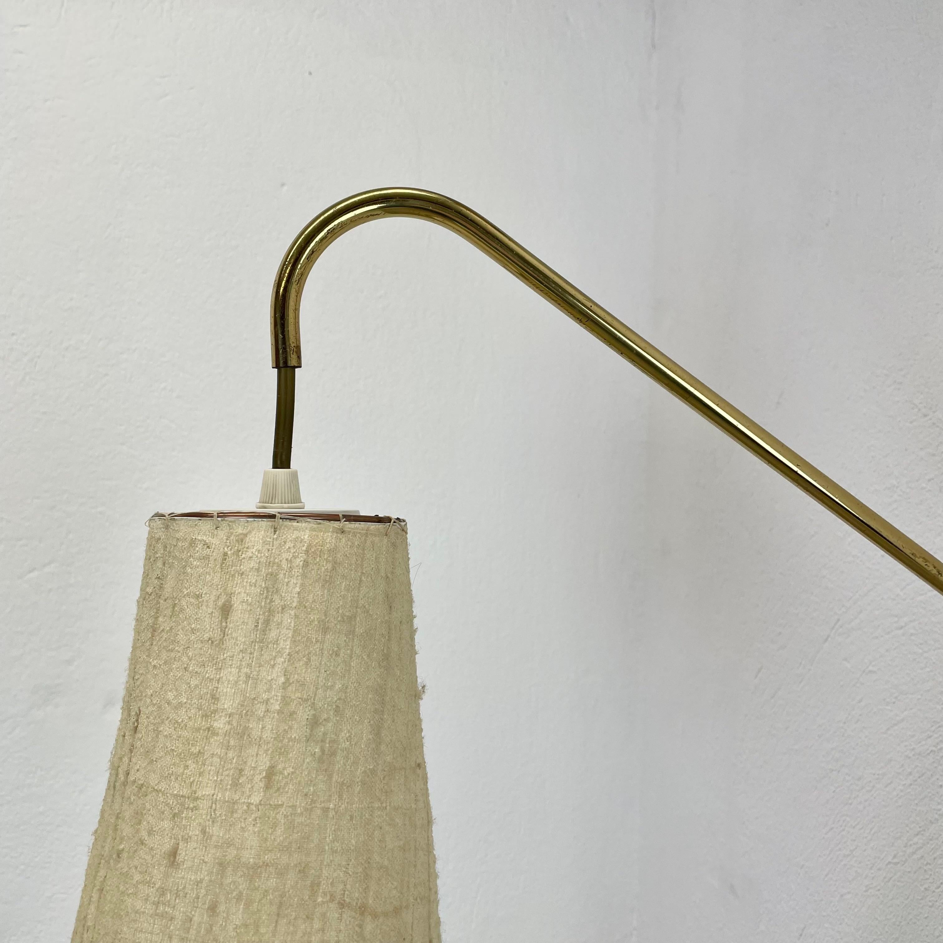 Aplique minimalista de latón con contrapeso de brazo oscilante regulable, Alemania Años 50 en Bueno estado para la venta en Kirchlengern, DE