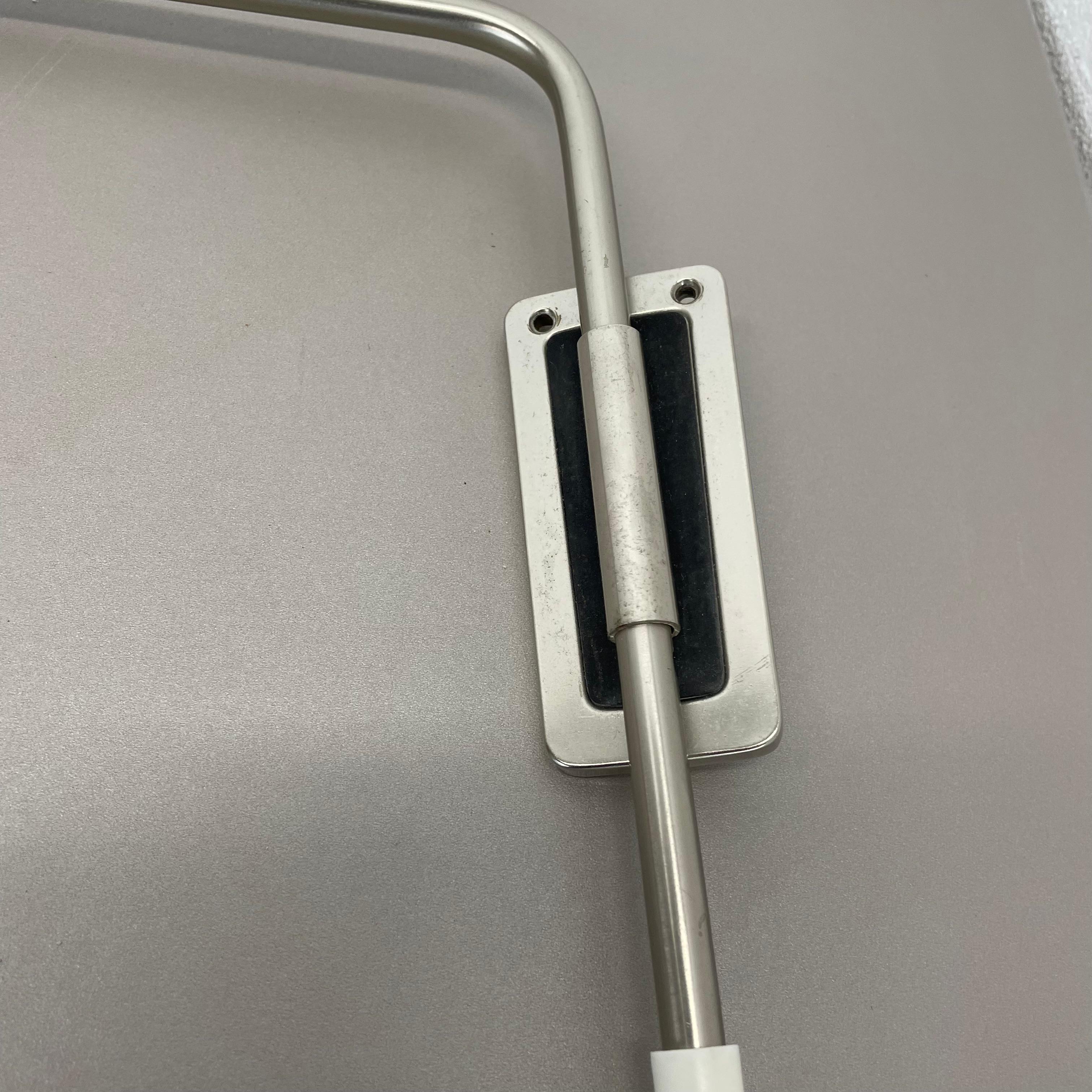 Applique minimalista a braccio oscillante regolabile in metallo con paralume bianco, Germania anni '70 in vendita 4