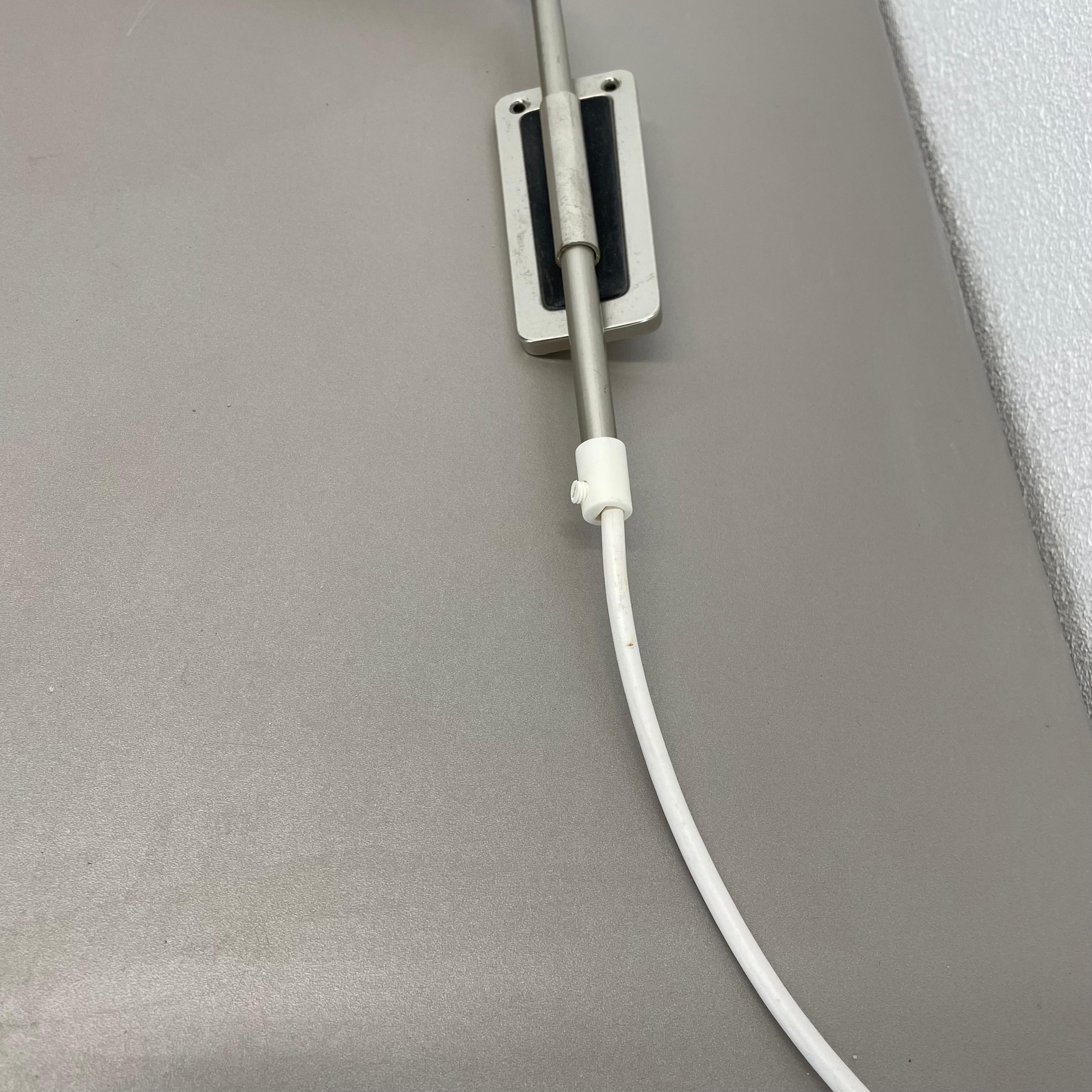 Applique minimalista a braccio oscillante regolabile in metallo con paralume bianco, Germania anni '70 in vendita 5
