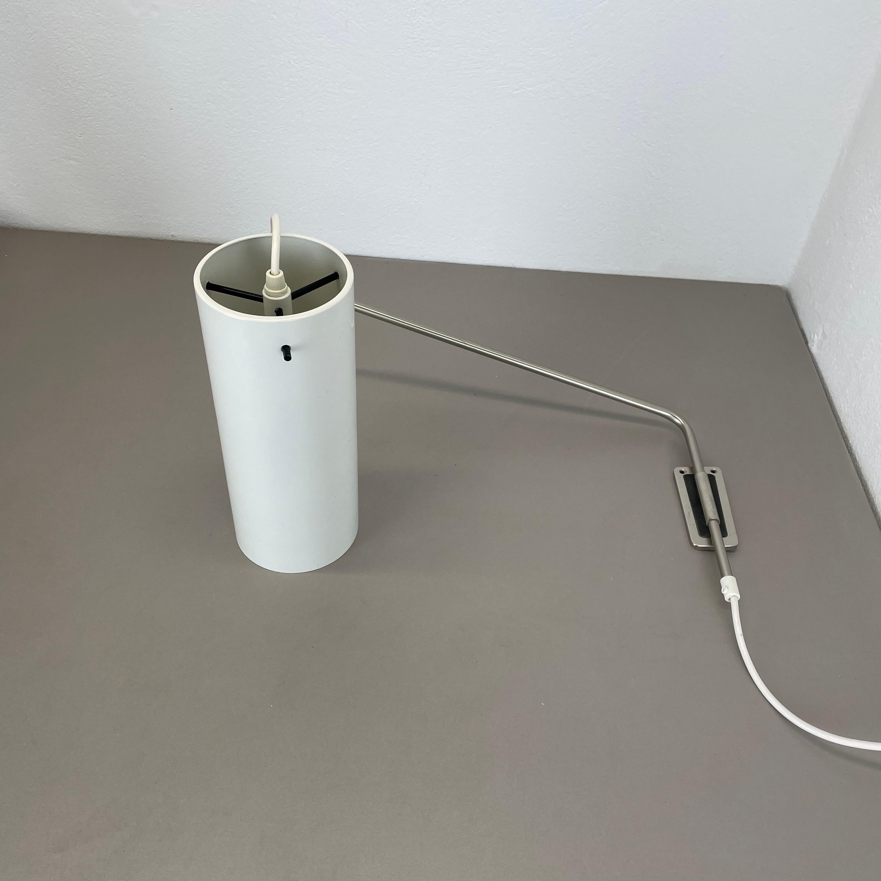 Applique minimalista a braccio oscillante regolabile in metallo con paralume bianco, Germania anni '70 in vendita 7