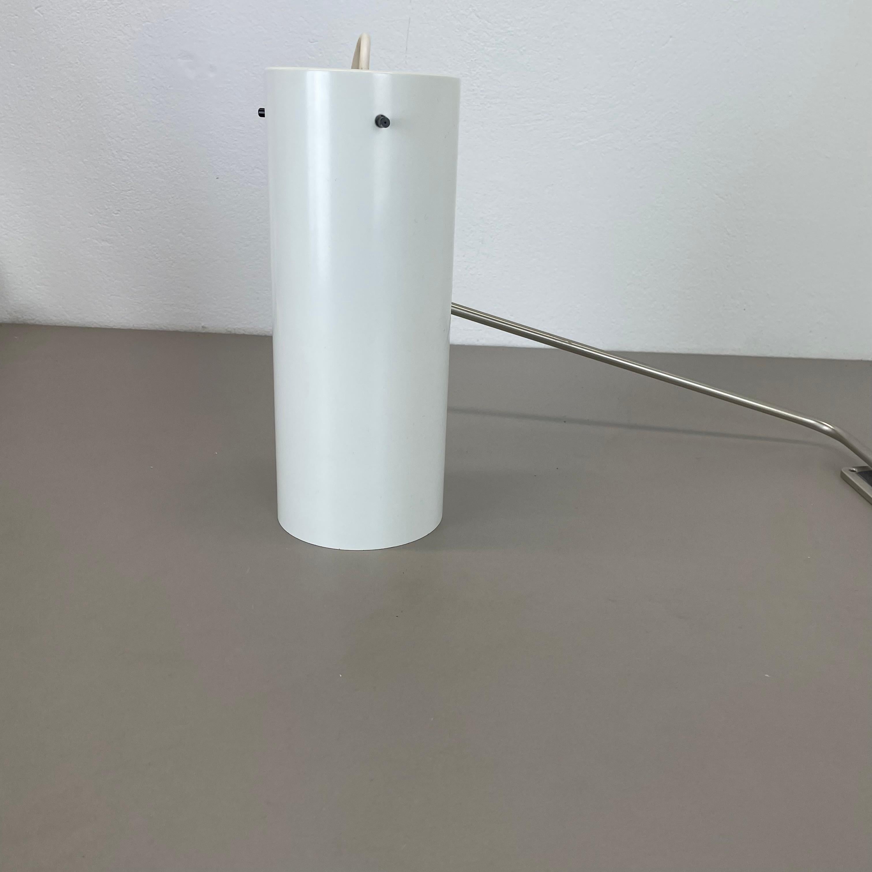 Applique minimalista a braccio oscillante regolabile in metallo con paralume bianco, Germania anni '70 in vendita 8