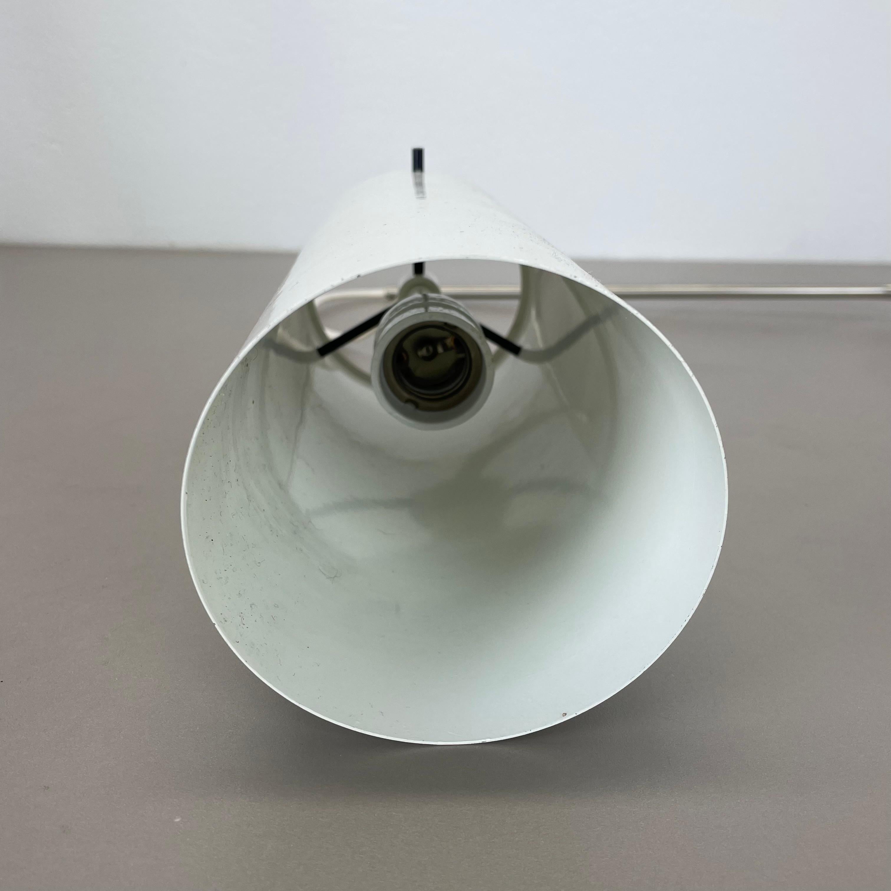 Applique minimalista a braccio oscillante regolabile in metallo con paralume bianco, Germania anni '70 in vendita 9