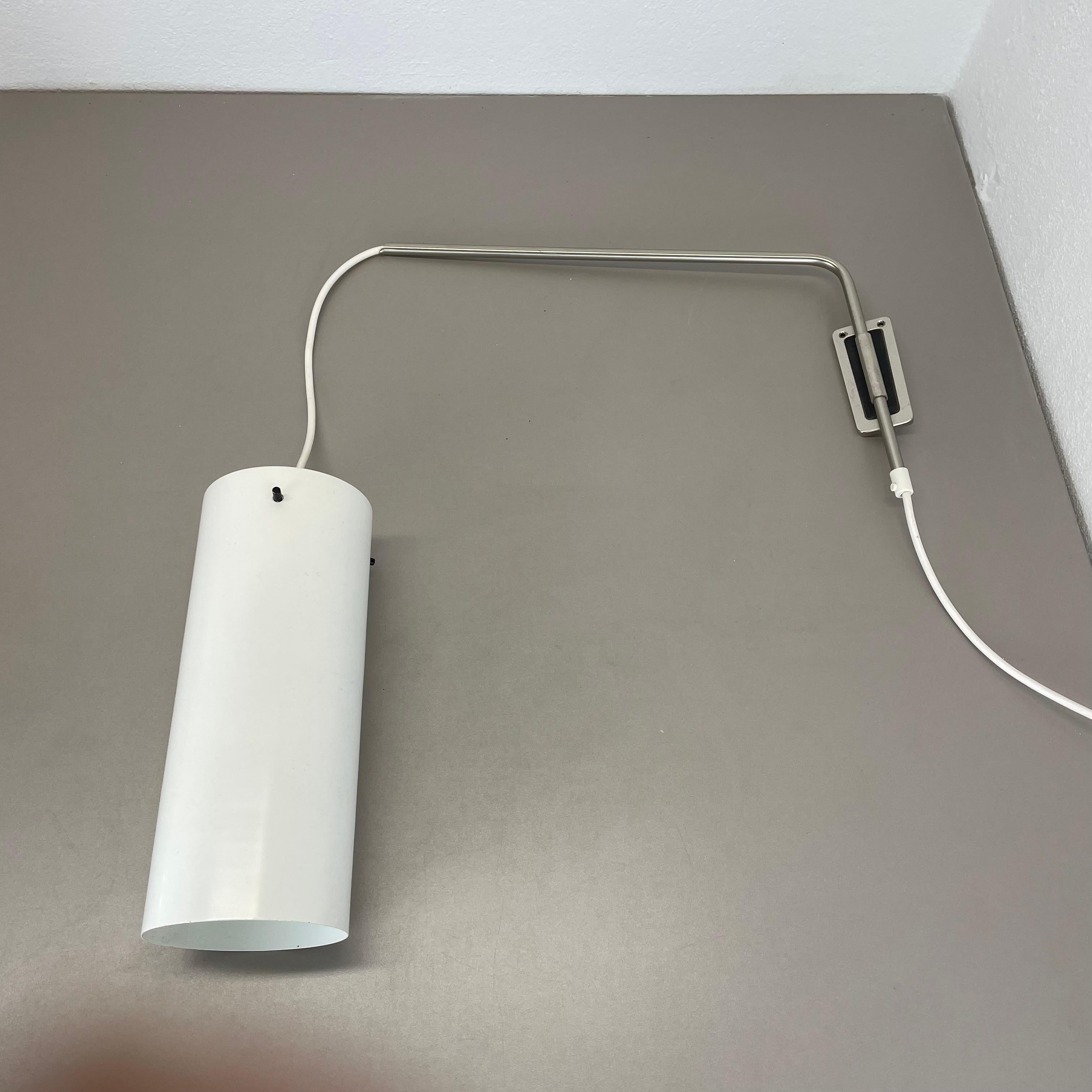 Mid-Century moderno Applique minimalista a braccio oscillante regolabile in metallo con paralume bianco, Germania anni '70 in vendita