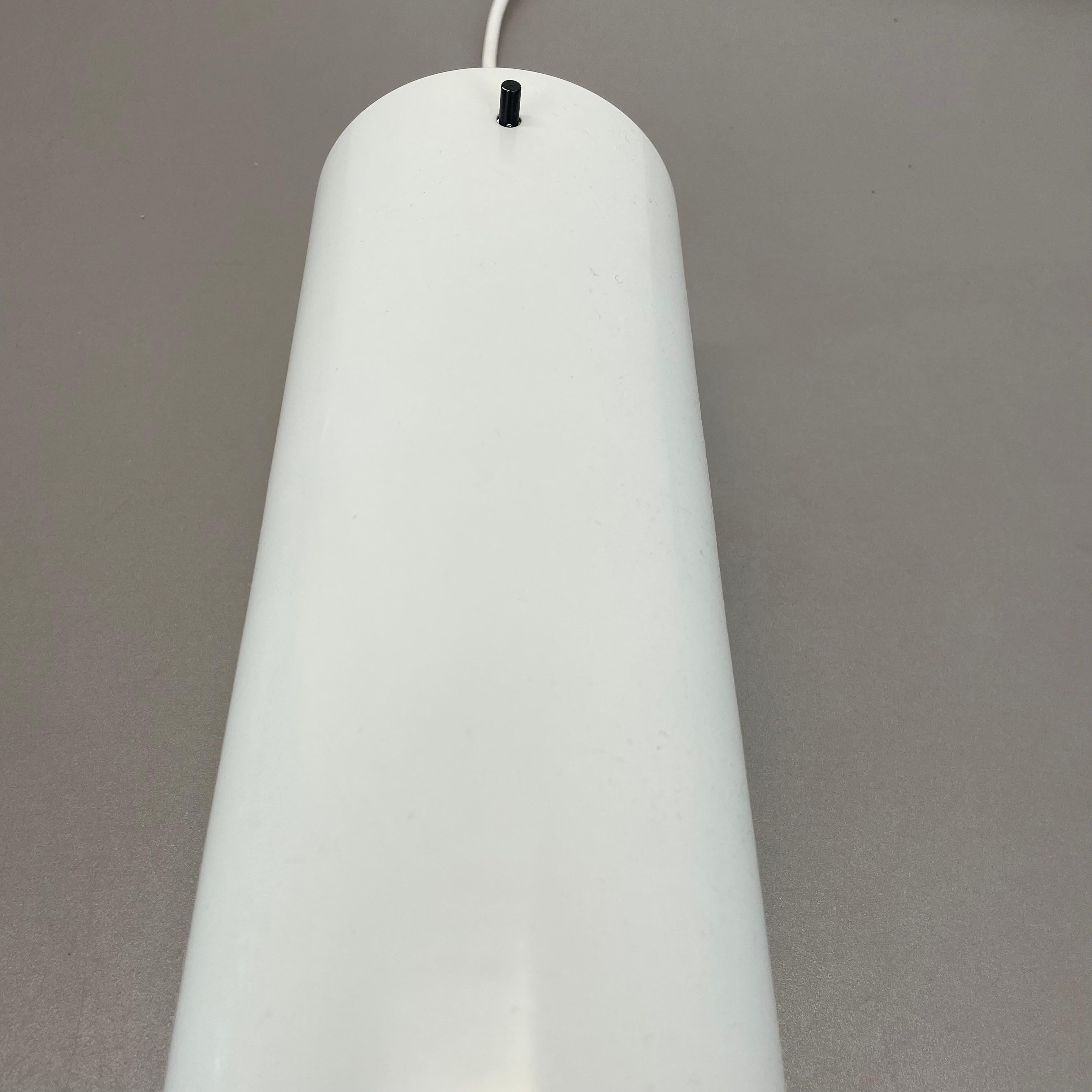 Applique minimalista a braccio oscillante regolabile in metallo con paralume bianco, Germania anni '70 In condizioni buone in vendita a Kirchlengern, DE