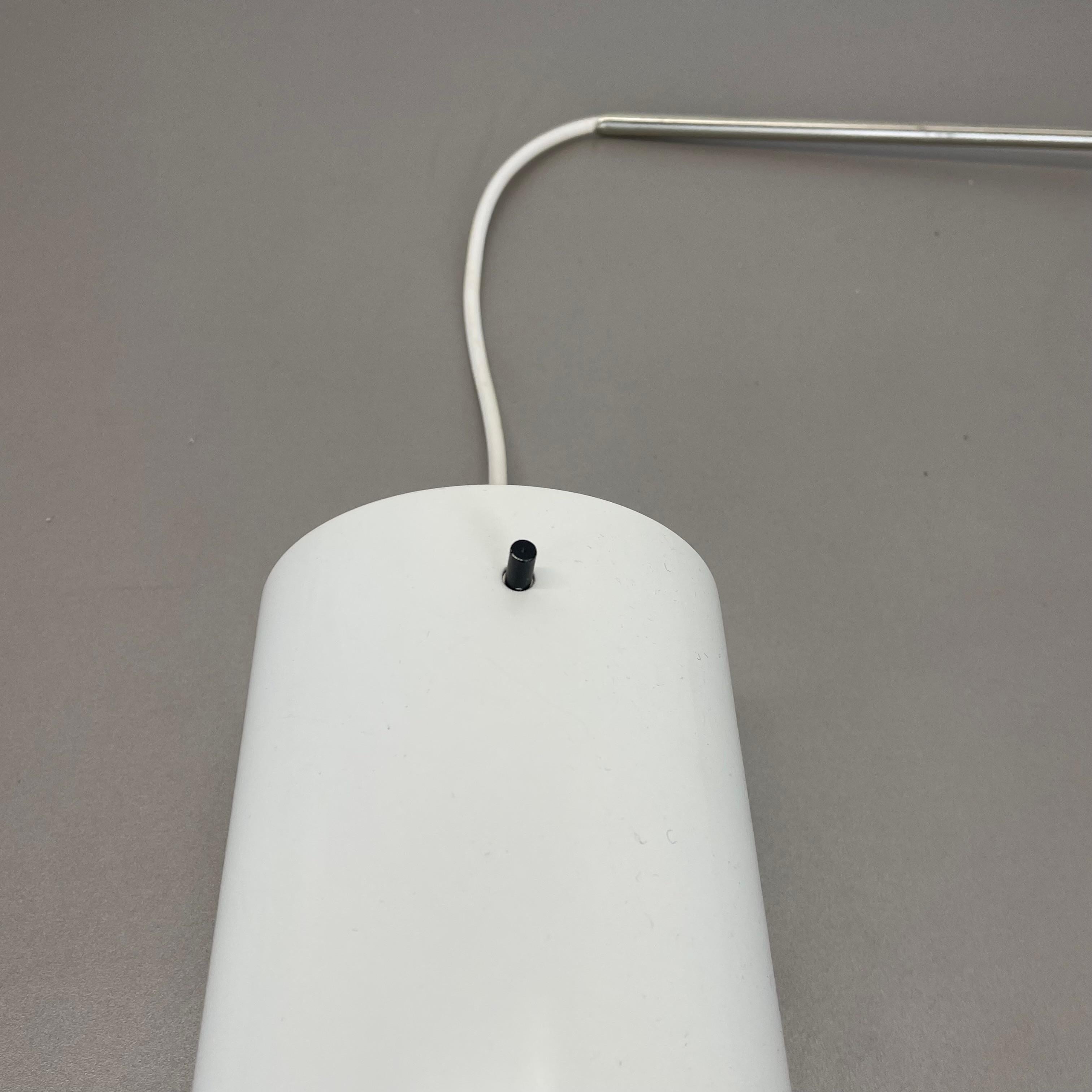 XX secolo Applique minimalista a braccio oscillante regolabile in metallo con paralume bianco, Germania anni '70 in vendita