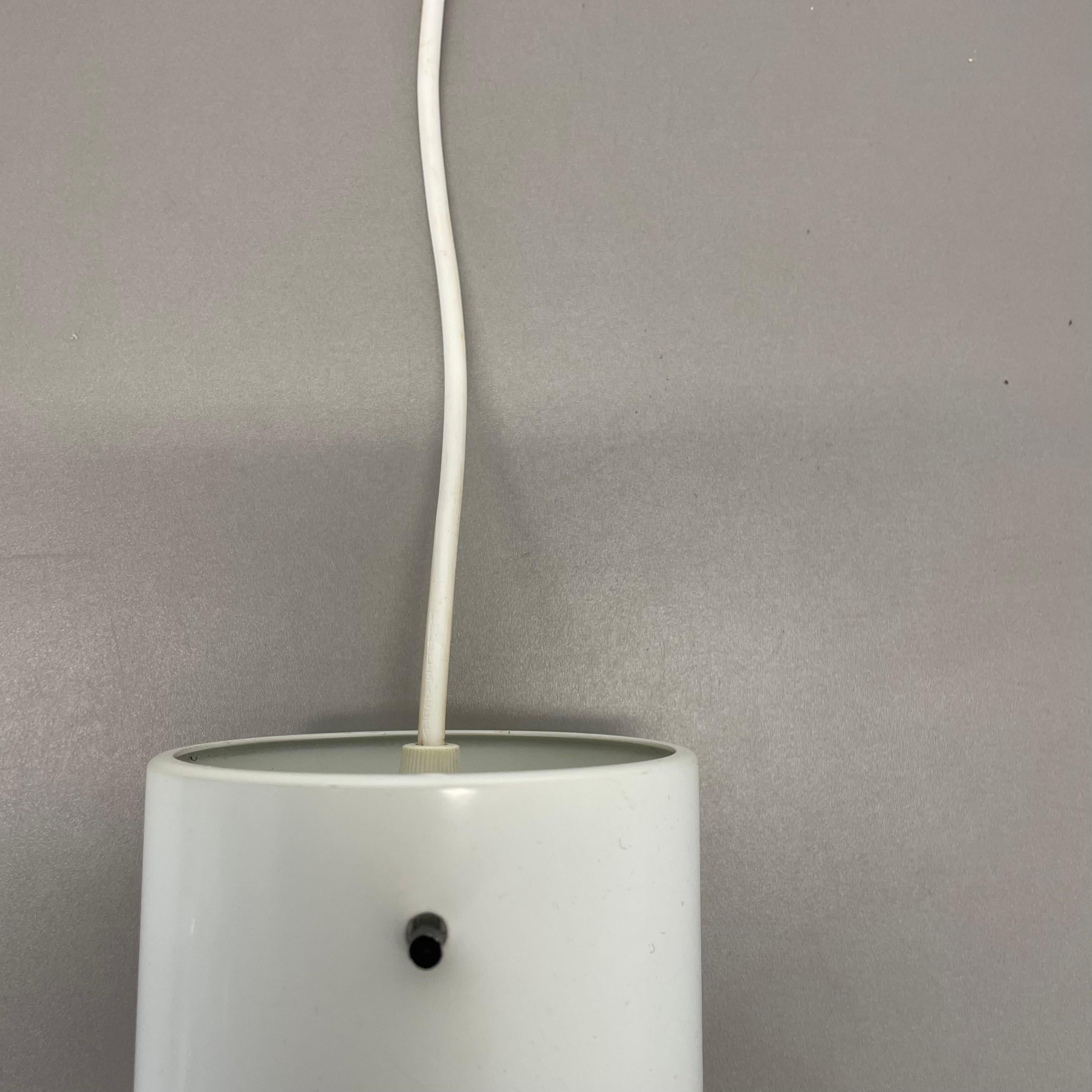 Metallo Applique minimalista a braccio oscillante regolabile in metallo con paralume bianco, Germania anni '70 in vendita