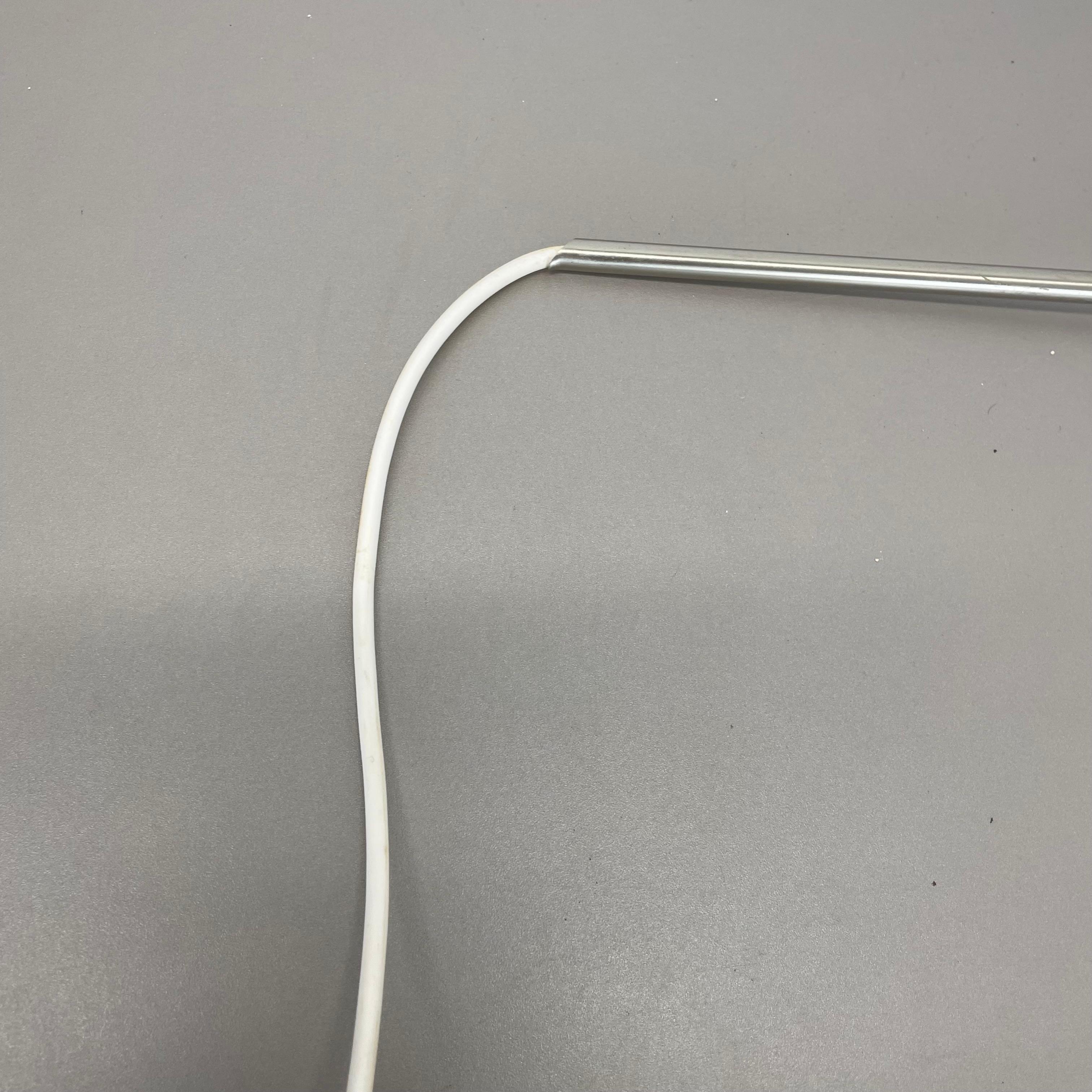 Applique minimalista a braccio oscillante regolabile in metallo con paralume bianco, Germania anni '70 in vendita 1