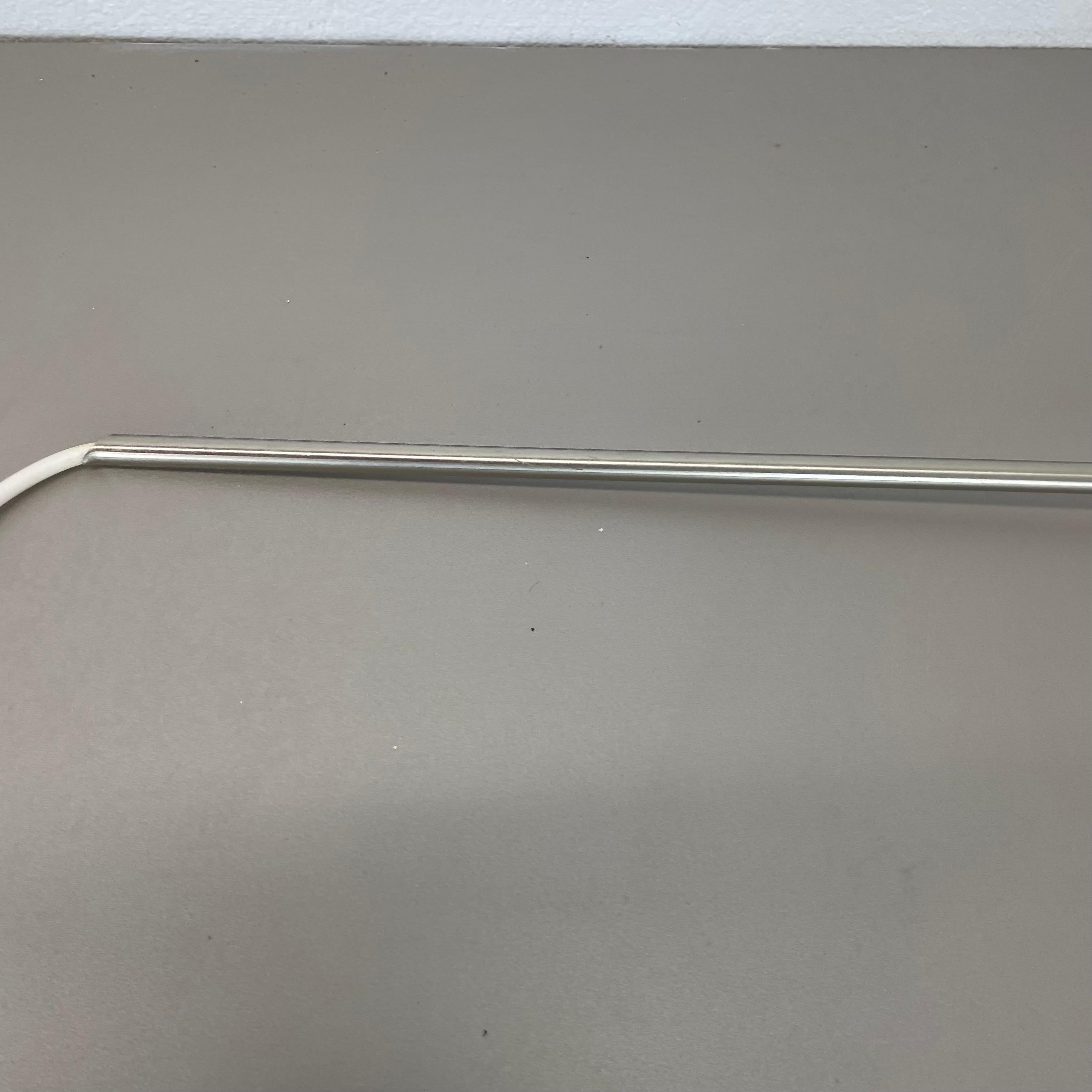 Applique minimalista a braccio oscillante regolabile in metallo con paralume bianco, Germania anni '70 in vendita 2