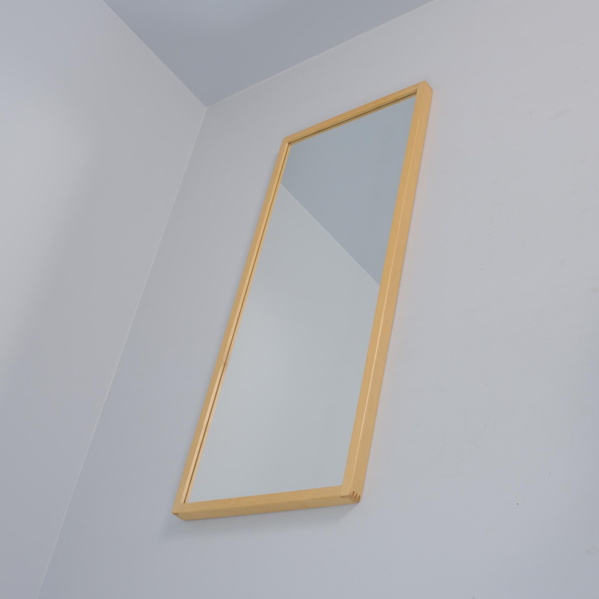 Ein ikonischer Spiegel, entworfen von Alvar Aalto und vertrieben von Artek in Finnland.  Sehr minimalistisch mit geraden Linien und Fingerverbindungen. Der Spiegel hat auf der Rückseite Löcher, so dass man ihn sowohl vertikal als auch horizontal