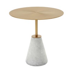 Minimalist and contemporary UM side table in brass and concrete
