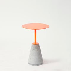 Tavolino UM minimalista e contemporaneo in acciaio al neon e base in calcestruzzo