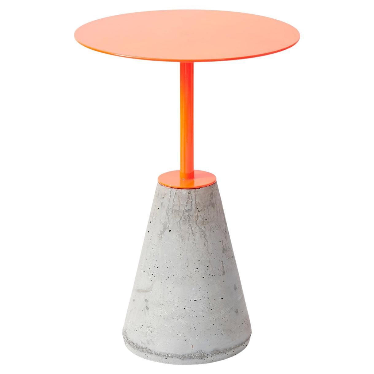Minimalist and contemporary UM side table in neon steel and concrete base For Sale