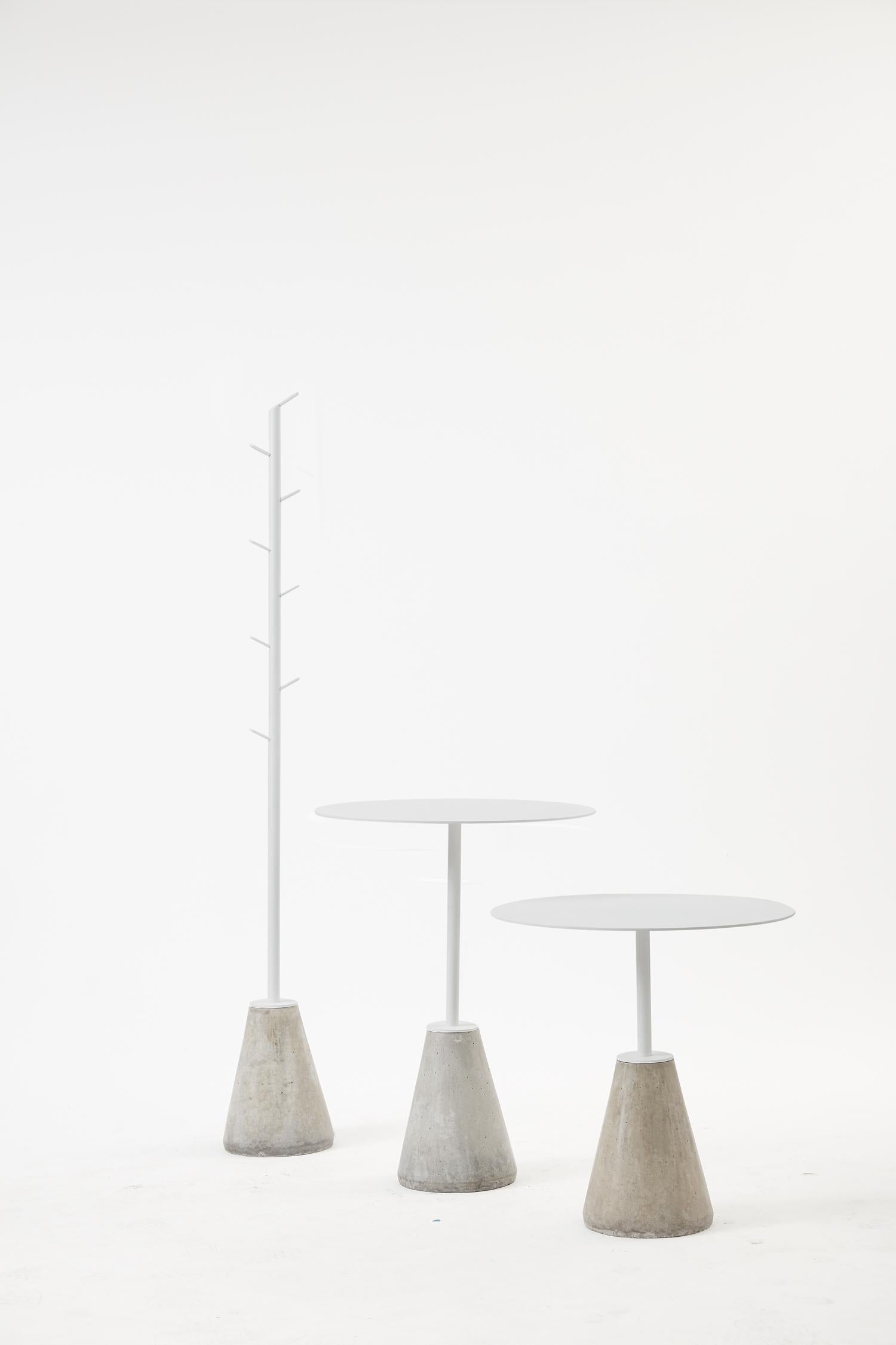 XXIe siècle et contemporain Porte-manteau blanc minimaliste et contemporain en métal et base en béton en vente