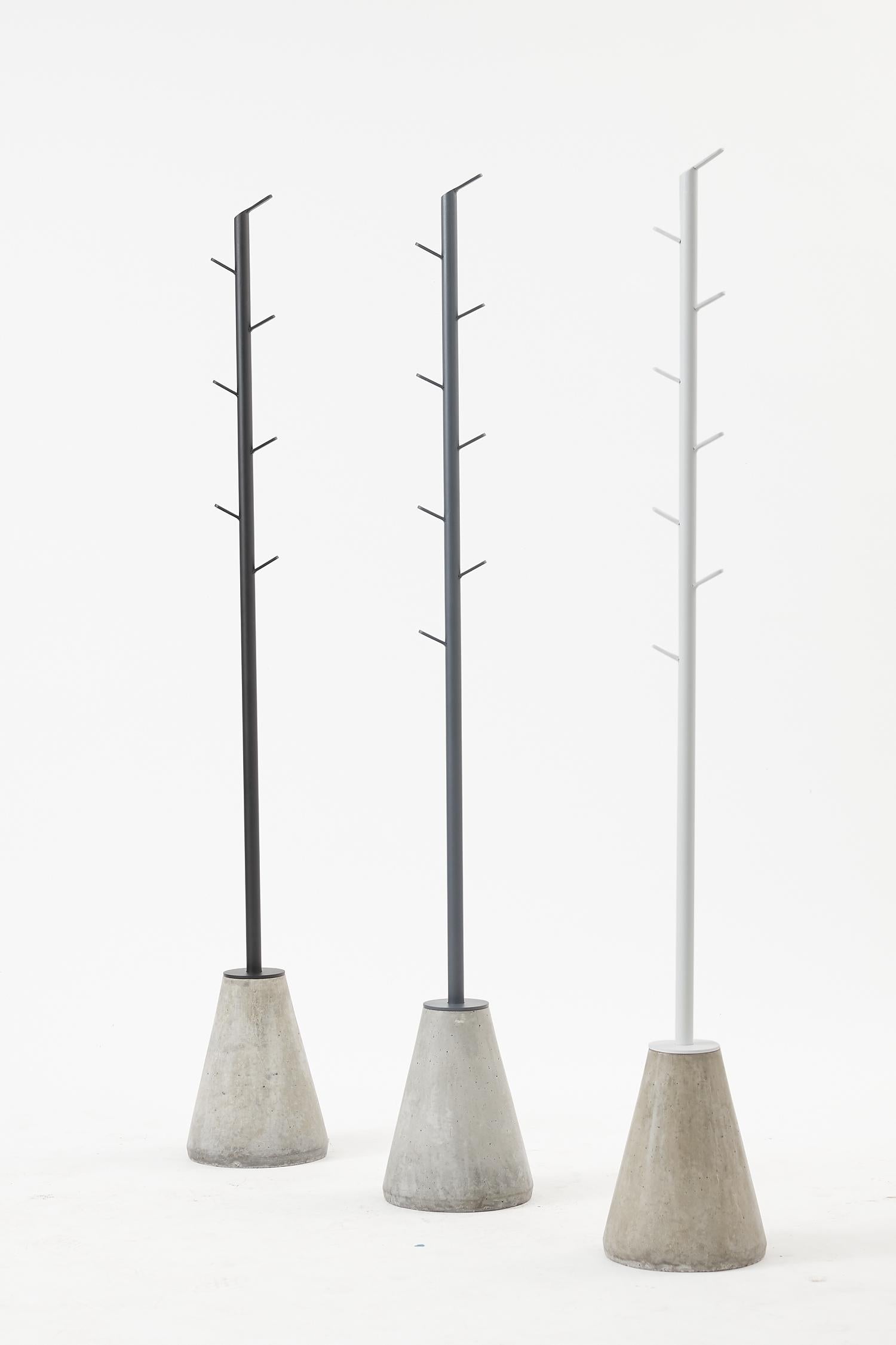 Acier Porte-manteau blanc minimaliste et contemporain en métal et base en béton en vente
