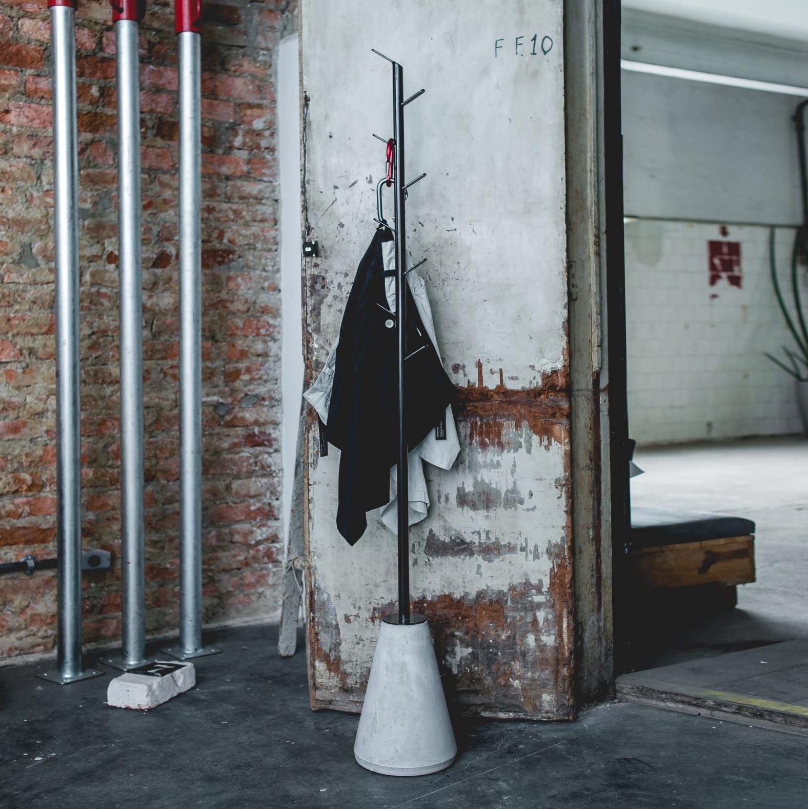 Porte-manteau blanc minimaliste et contemporain en métal et base en béton en vente 1