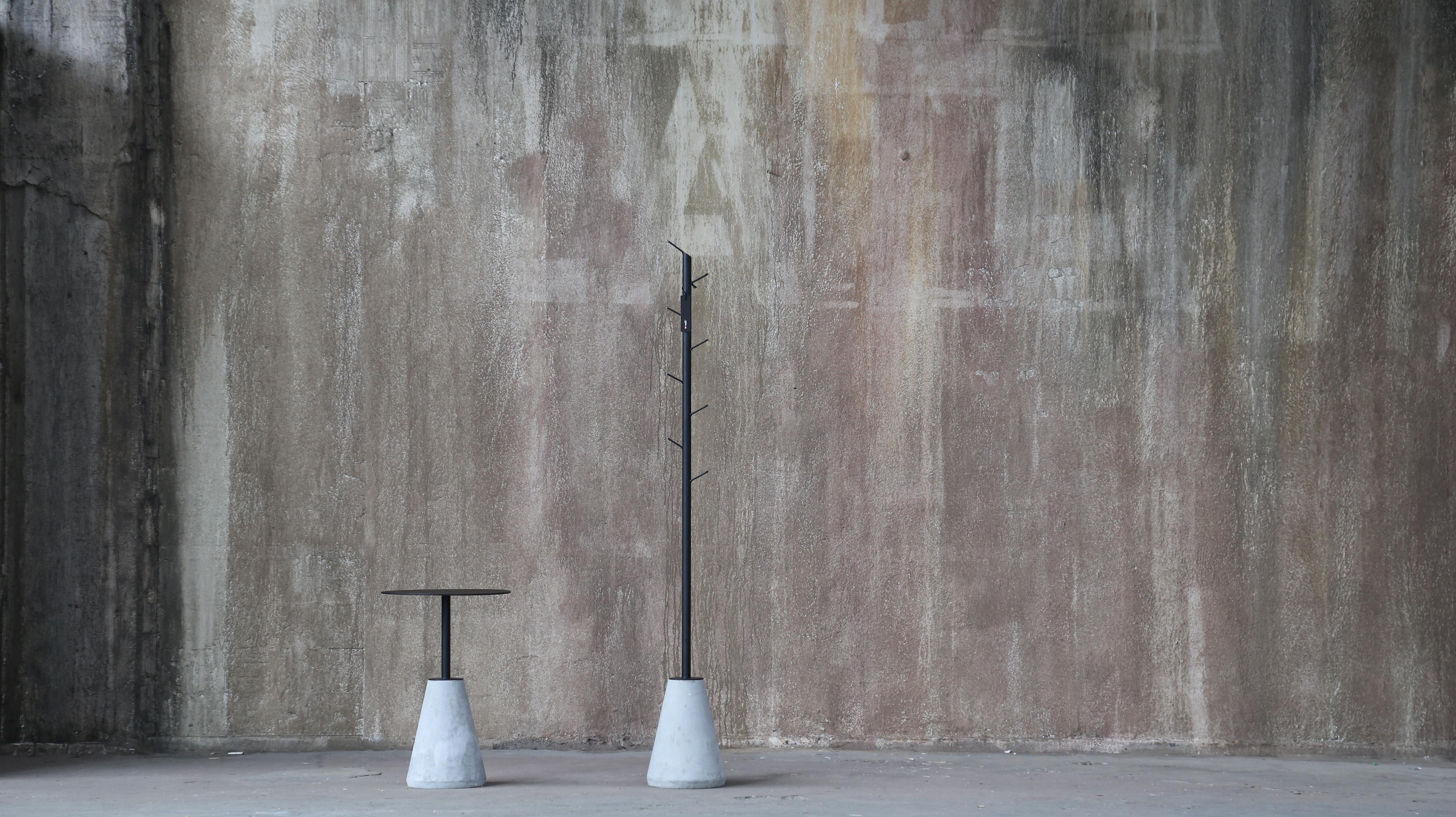 Porte-manteau blanc minimaliste et contemporain en métal et base en béton en vente 2