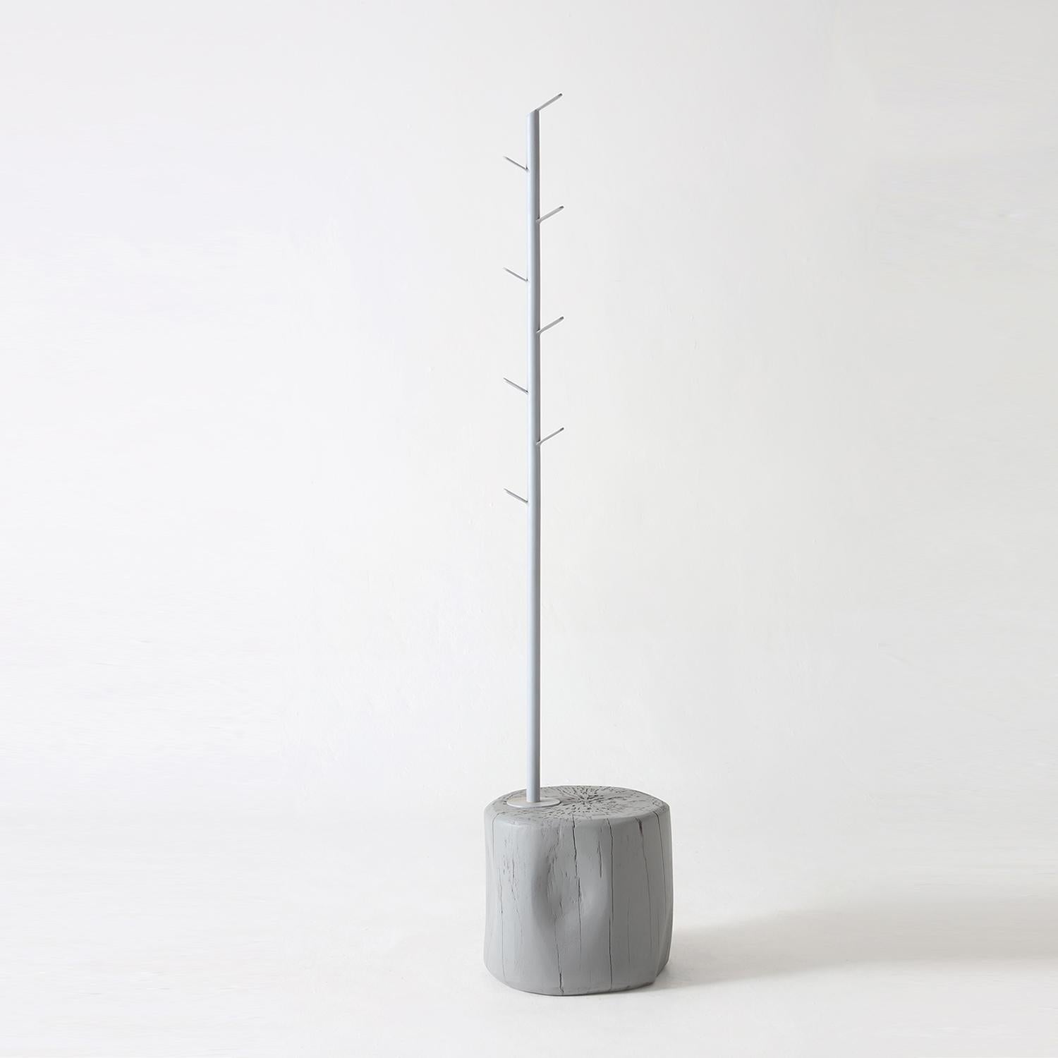 Minimalistischer und zeitgenössischer weißer Garderobenständer aus Metall und Holzsockel (Brasilianisch) im Angebot