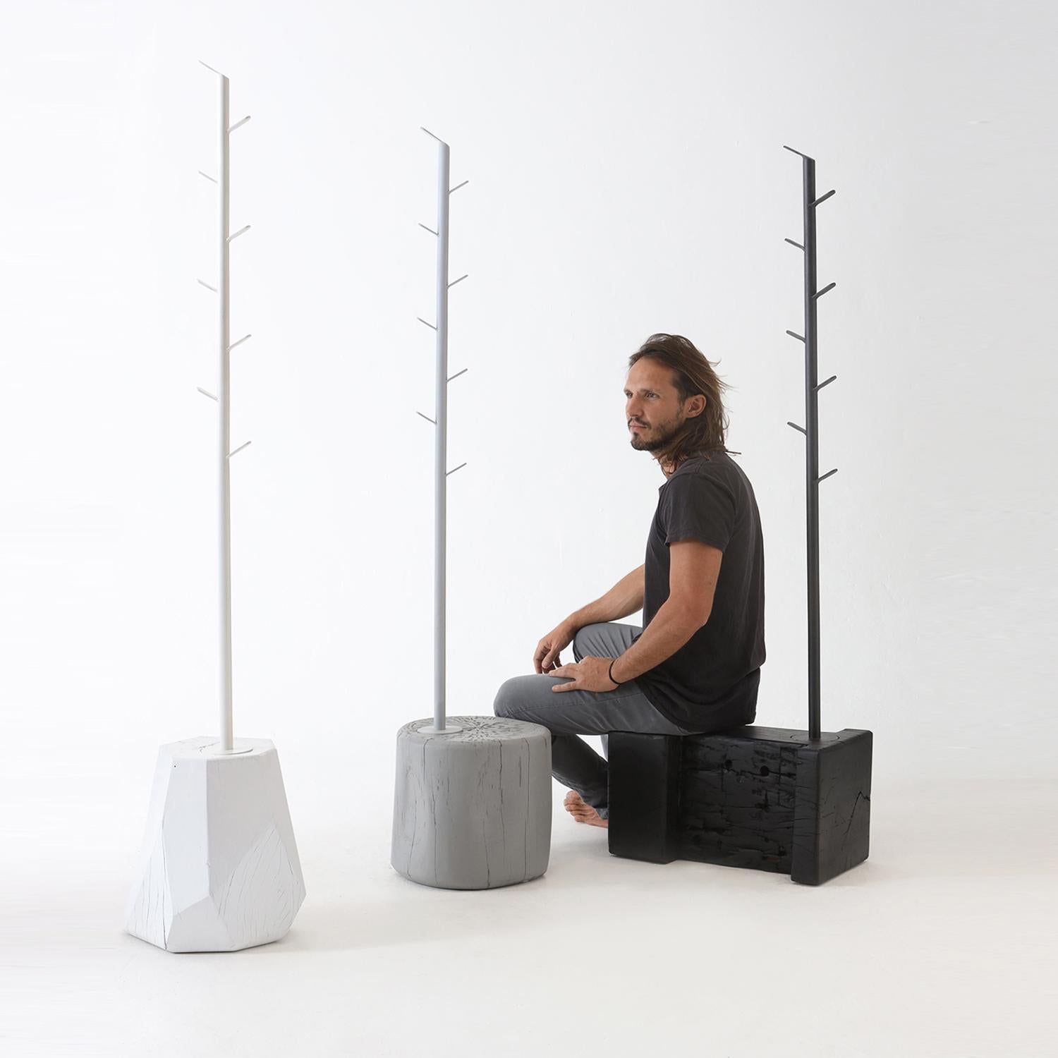 Minimalistischer und zeitgenössischer weißer Garderobenständer aus Metall und Holzsockel (Gemalt) im Angebot