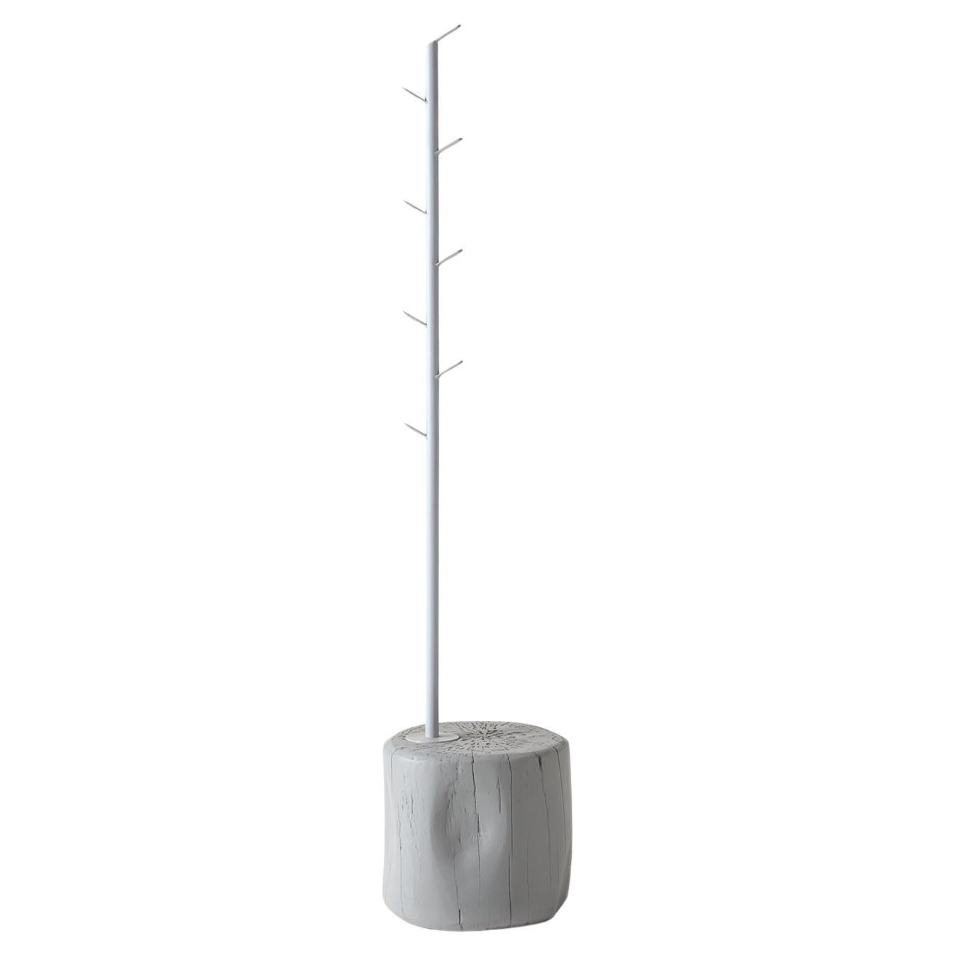 Porte-manteau blanc minimaliste et contemporain en métal et base en bois.