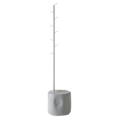 Porte-manteau blanc minimaliste et contemporain en métal et base en bois.