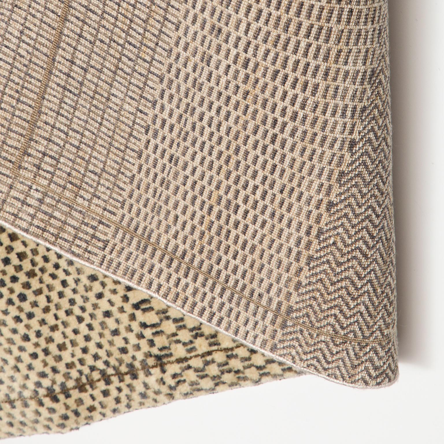Tessuto nella nostra esclusiva trama Cheshmeh annodata a mano, questo tappeto neutro e minimalista in lana color crema e grigio misura 6' x 9' e fa parte della Orley Shabahang Rain Collection. Funzionale per l'uso quotidiano, grazie alle