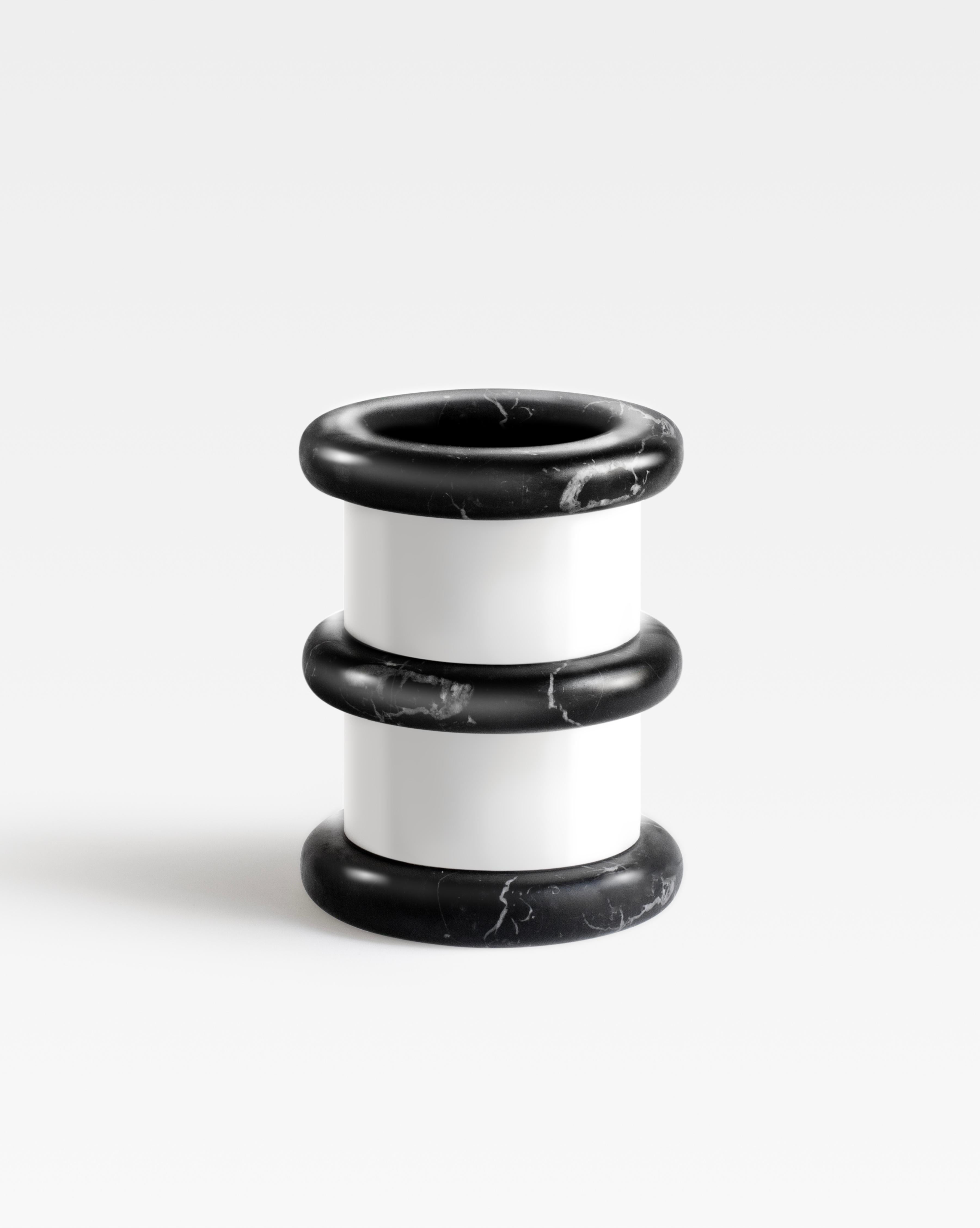 Minimalistische und verspielte Marmorvase in Schwarz und Weiß, Italien, Sandro Lopez (Italienisch) im Angebot