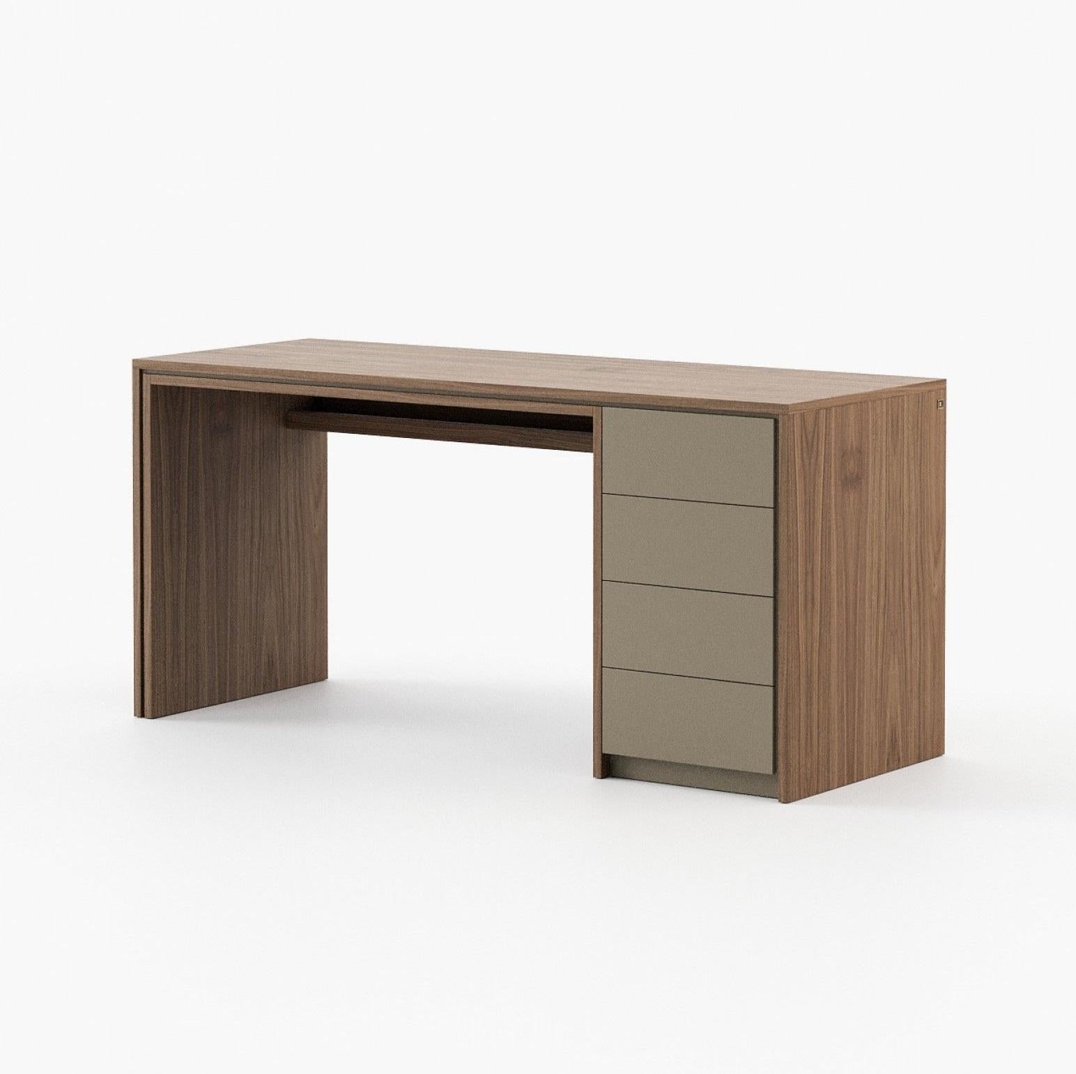 Questa scrivania incarna un minimalismo sorprendente, dimostrando che la semplicità può essere davvero audace. La sua estetica fresca e contemporanea offre una base versatile, pronta per essere adattata alle tue esigenze specifiche. Questa scrivania