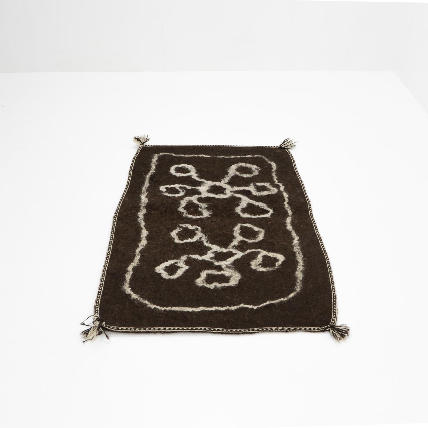 Minimalist Antique Woolen Namad Felt, 19th Century - Afghanistan In Good Condition For Sale In Renens, CH