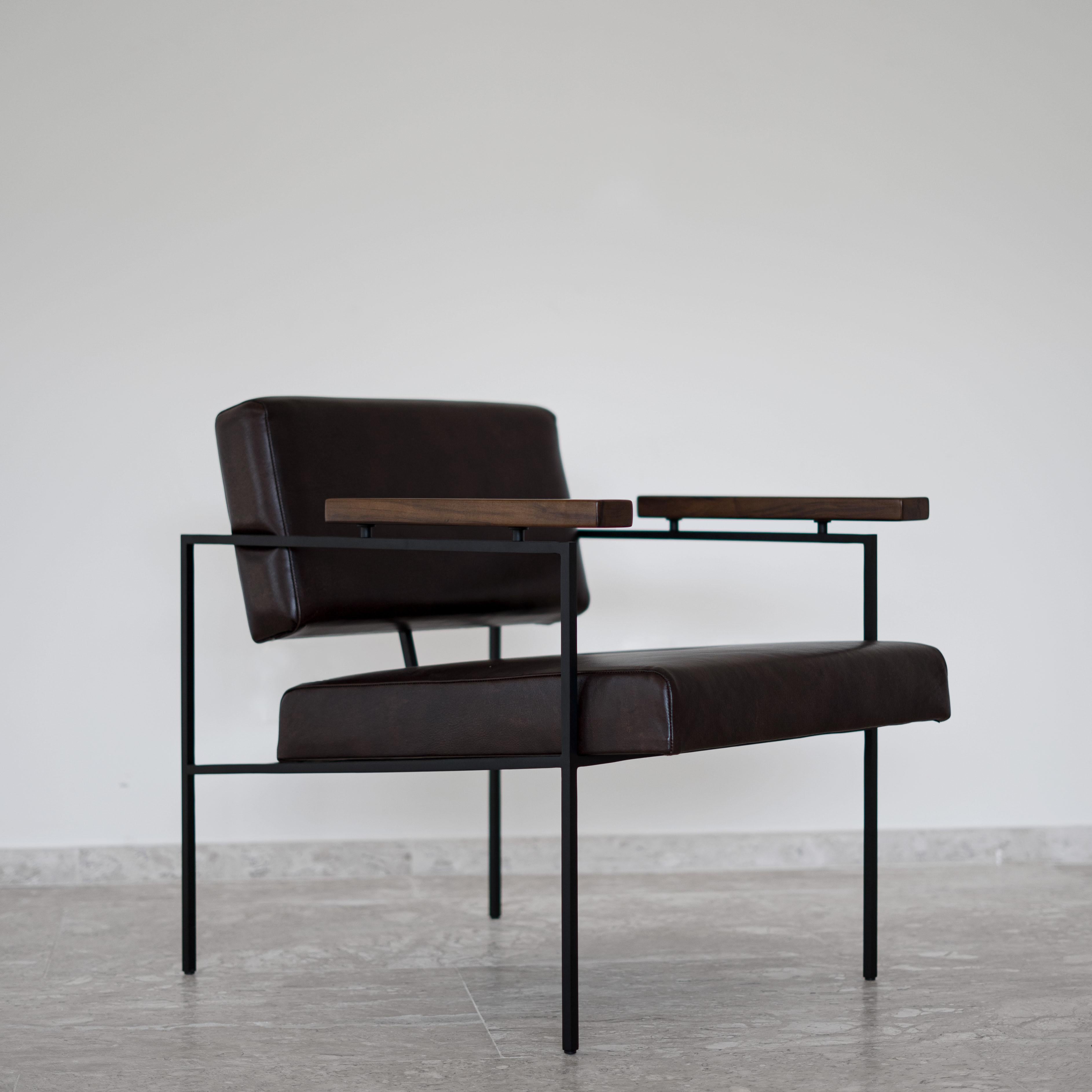 Ce fauteuil minimaliste primé 'Helena' conçu par Samuel Lamas a un raisonnement architectonique et géométrique. L'objectif est de créer une chaise simple, aux formes géométriques pures. Ses traverses carrées en fer massif créent un point de