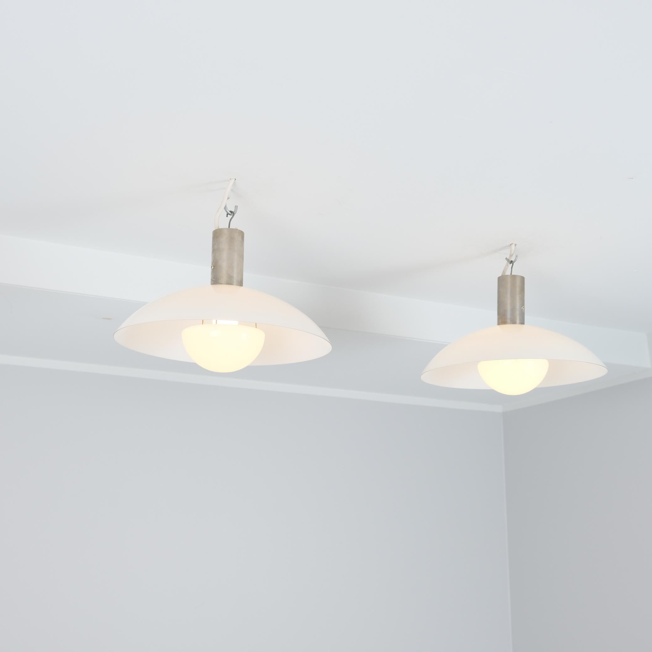 Finlandais Pendentifs Art Déco Paavo Tynell, chrome et verre opalin, Taito, années 1930 en vente