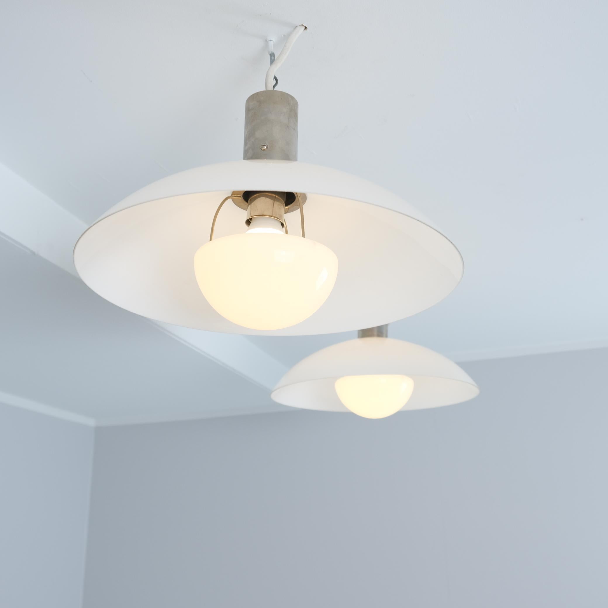 Milieu du XXe siècle Pendentifs Art Déco Paavo Tynell, chrome et verre opalin, Taito, années 1930 en vente