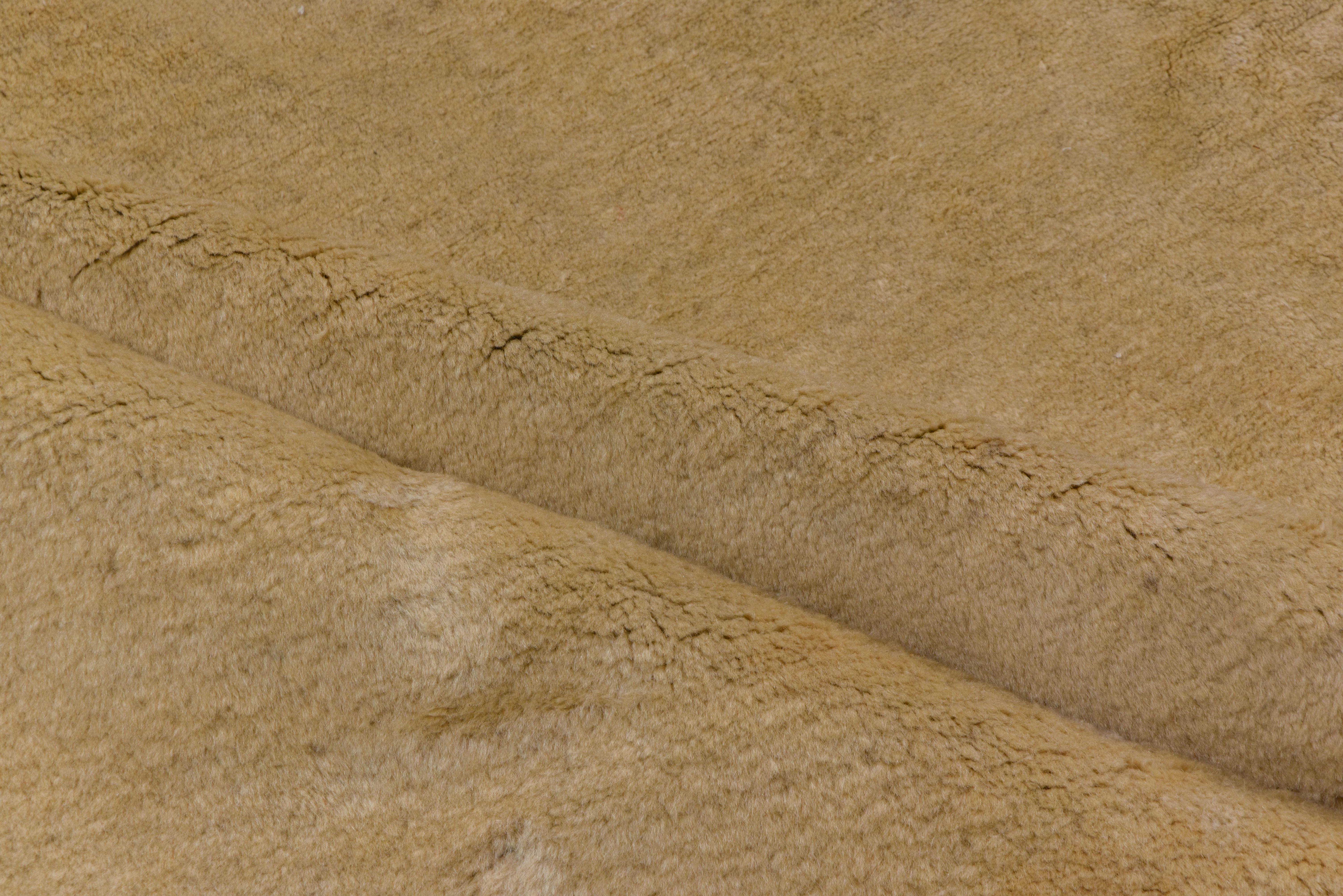 Der warme Sandplatz ist das Hauptereignis. Vielseitig. Mittelschweres Gewebe, solide gewebt. Neuwertiger Zustand.
 