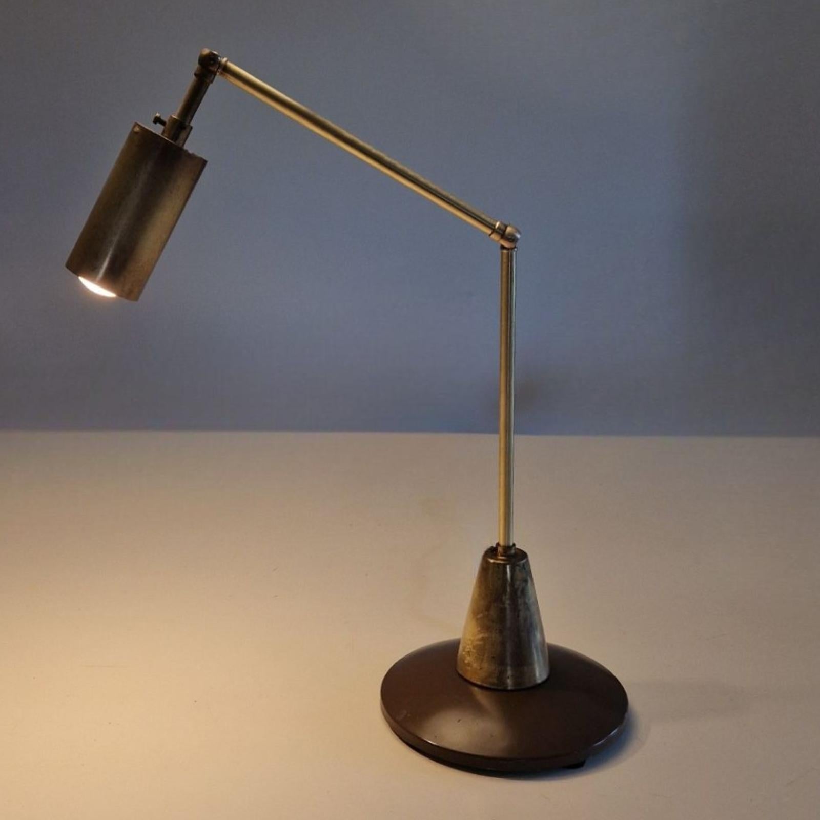 Minimalist articulated brass desk lamp, Italy 1950s In Good Condition In ECHT, NL