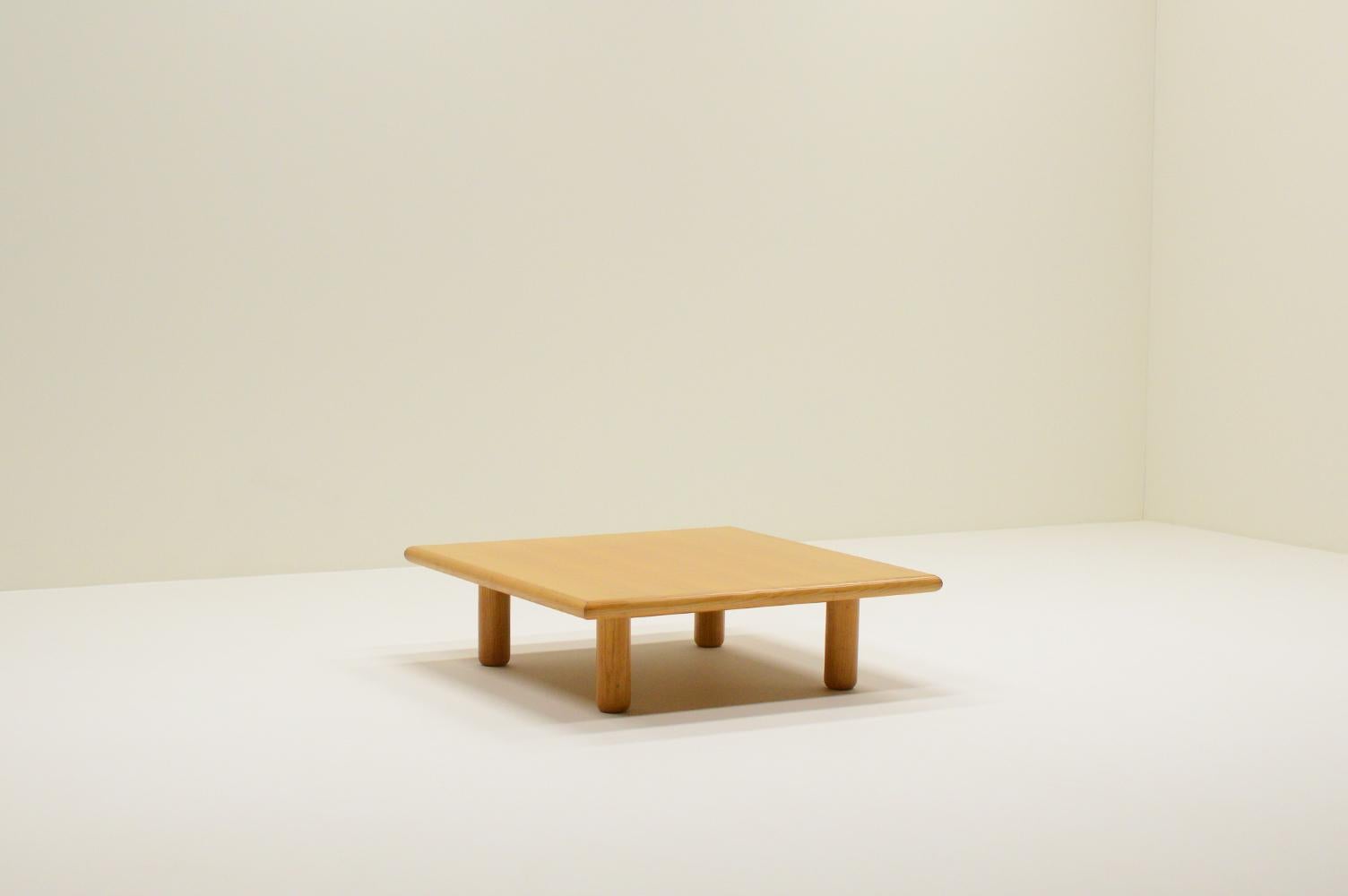 Tavolino in legno di Wood, Europa anni '80. Tavolino quadrato minimalista con bordi arrotondati e gambe rotonde. Realizzato con una combinazione di impiallacciatura e legno massiccio di frassino. Il piano è stato rifinito. In ottime condizioni