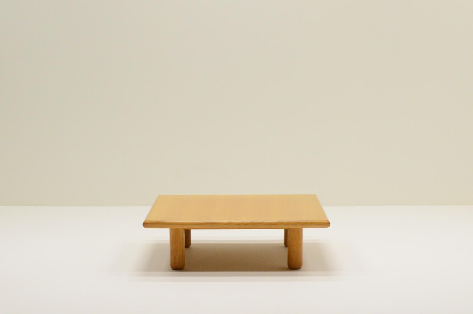 Postmoderno Tavolino minimalista in legno di Wood, Europa anni '80. in vendita