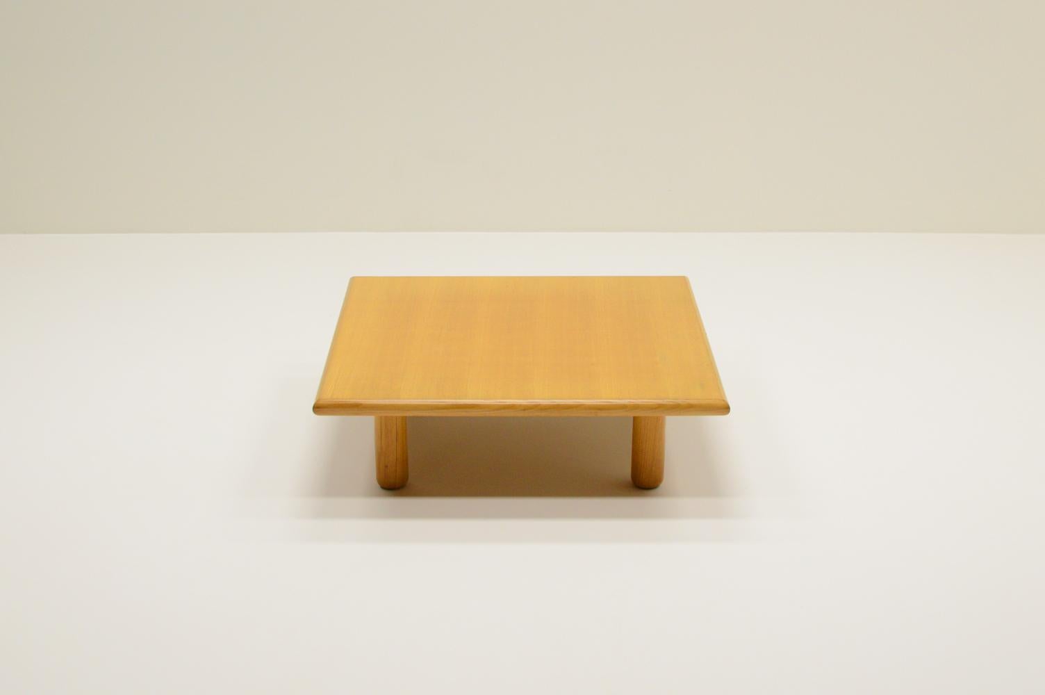 Europeo Tavolino minimalista in legno di Wood, Europa anni '80. in vendita