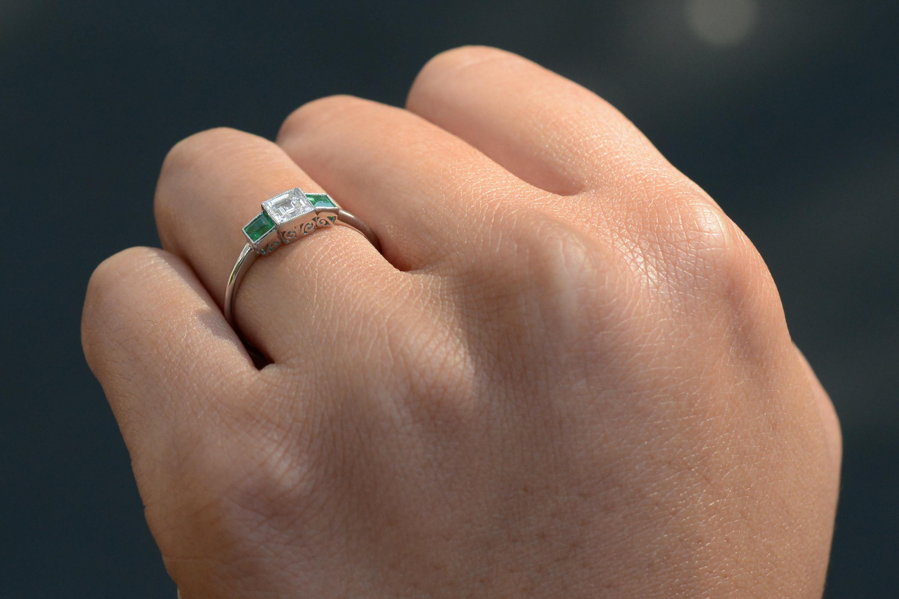 Art Deco Minimalist Carré Cut Diamond Emerald 3 Stone Engagement Ring For Sale